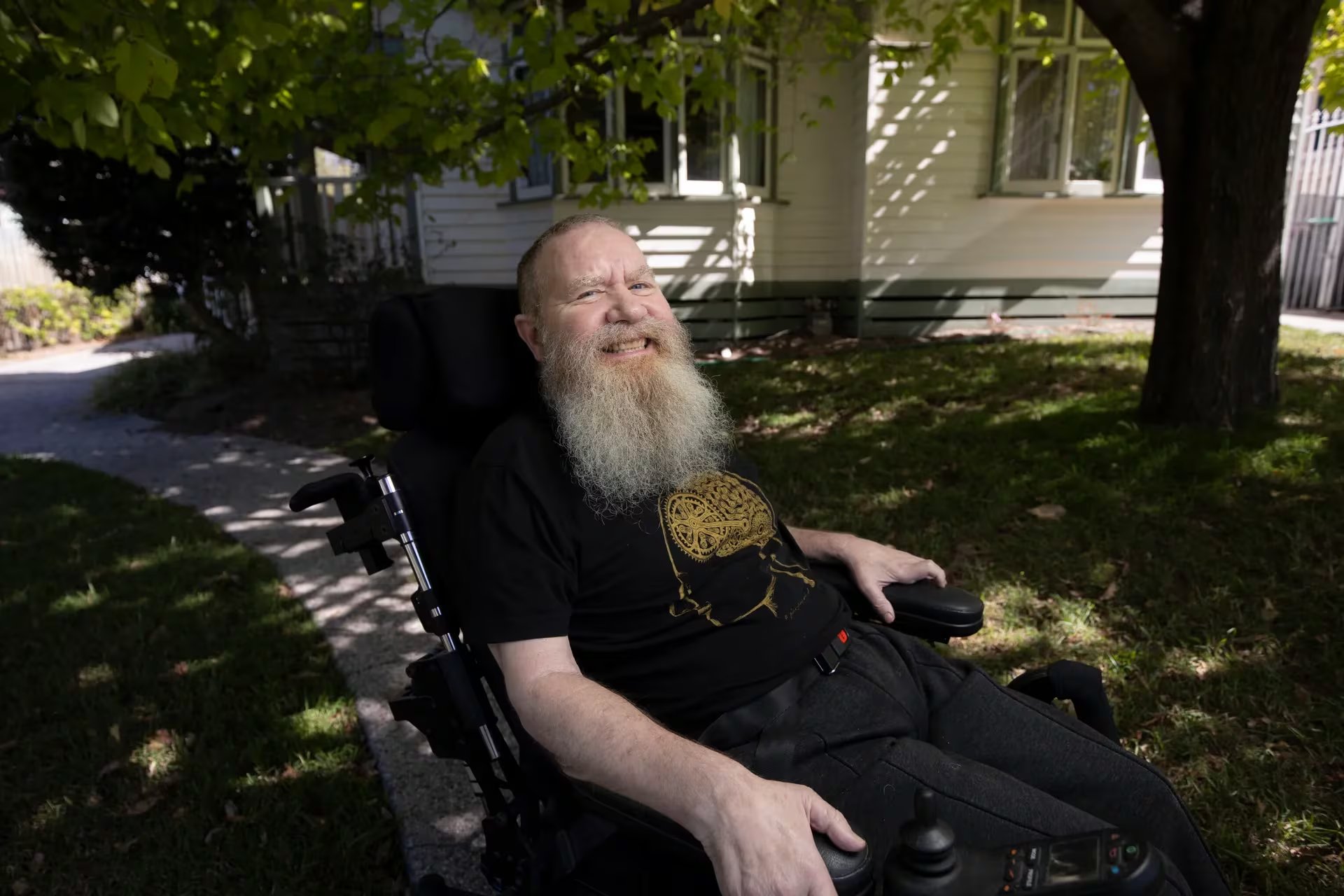 El implante cerebral Stentrode de Synchron permitió a Rodney Gorham recuperar independencia frente a la esclerosis lateral amiotrófica en Australia 
Foto de Arsineh Houspian, publicada en Wired