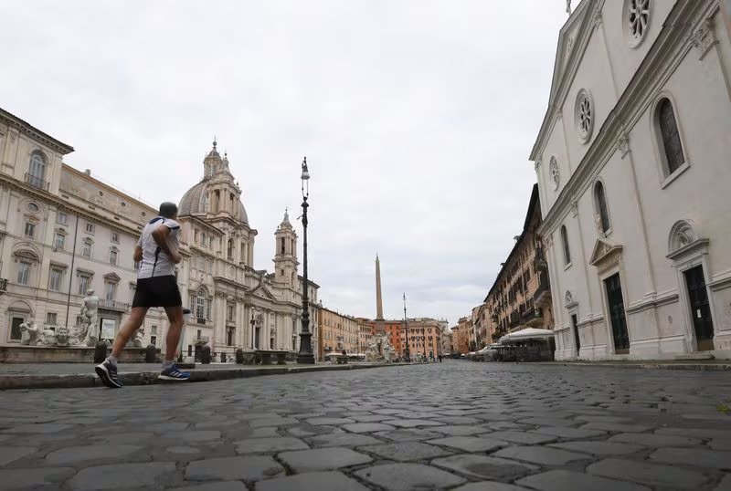 Las visitas guiadas y los hallazgos arqueológicos añaden datos sobre el desarrollo urbano y revelan fragmentos de la vida cotidiana conservados bajo calles y plazas de la capital italiana. REUTERS/Alberto Lingria
