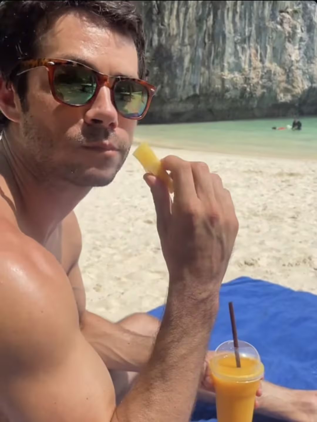 El actor destaca la importancia de una dieta equilibrada y la vida doméstica como bases para mantener energía constante y salud integral en la actuación (@iamdylanobrienofficial)