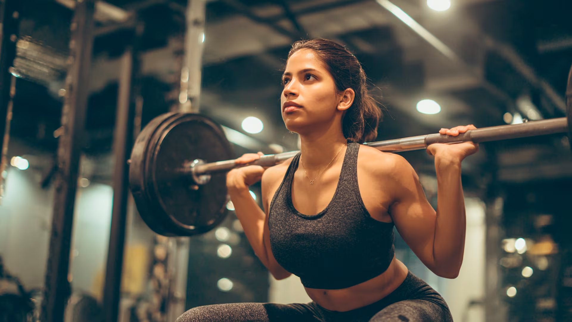 La constancia, la progresión y la correcta ejecución superan a la duración de la sesión como factores clave para un entrenamiento de fuerza exitoso (Imagen Ilustrativa Infobae)