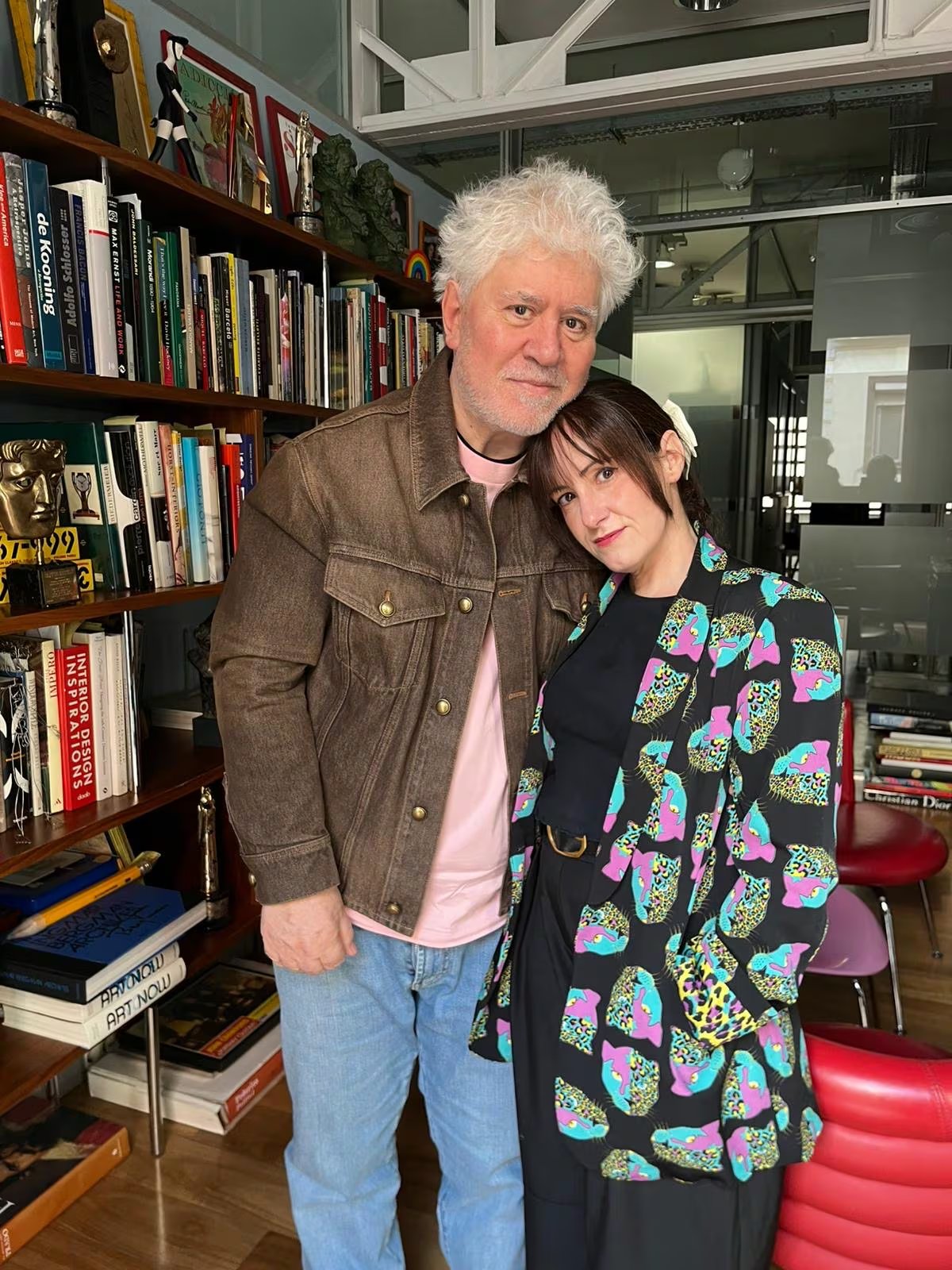 Pedro Almodóvar y Beatriz Martínez en la entrevista a propósito de 'Amarga Navidad' en El Deseo