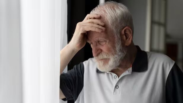 Los estereotipos negativos sobre la edad pueden acelerar el deterioro y limitar la recuperación en adultos mayores (Freepik)