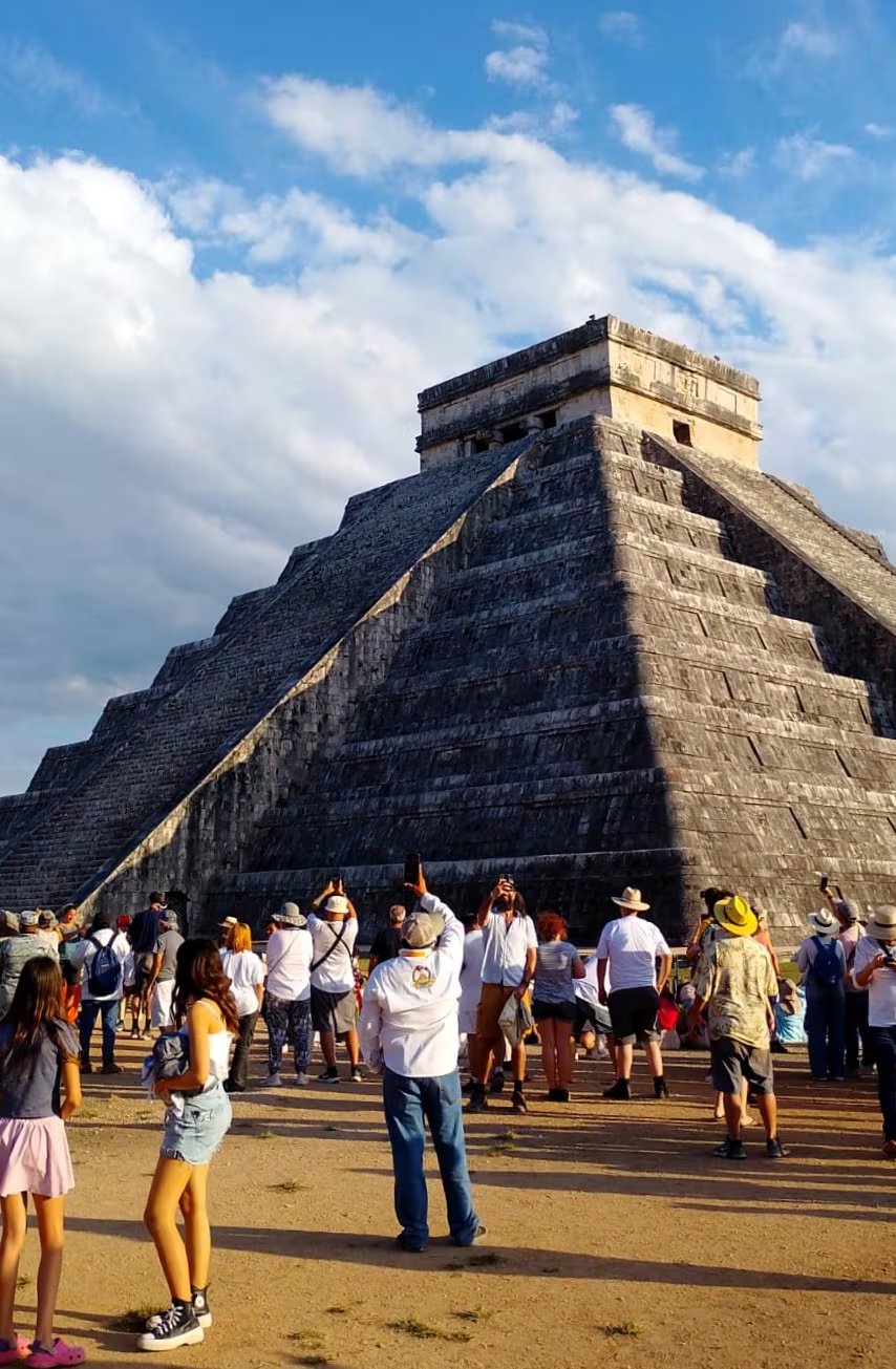 Miles de visitantes se congregan frente al Templo de Kukulcán en Chichén Itzá para presenciar el fenómeno arqueoastronómico del Equinoccio de Primavera (INAH)