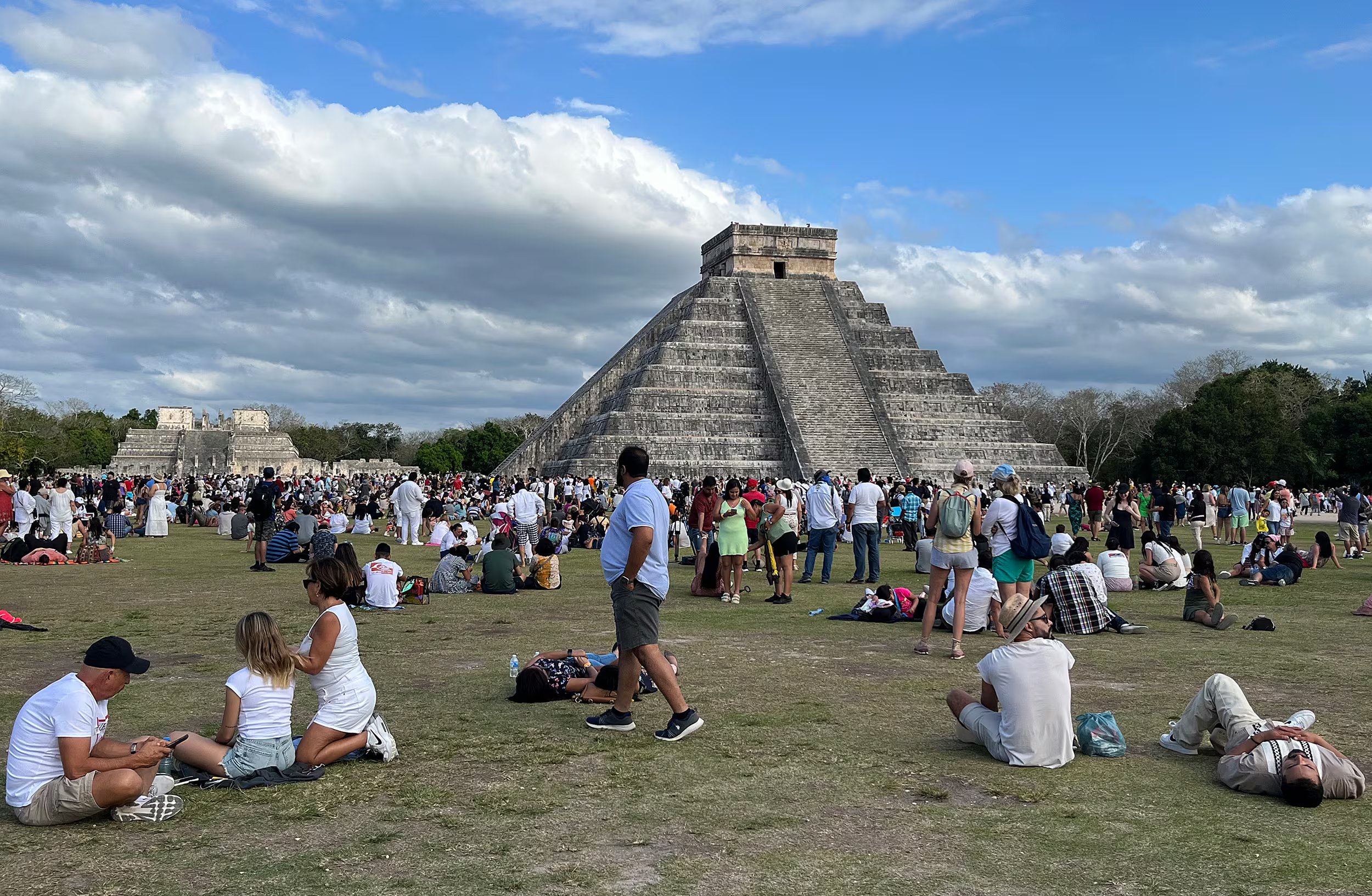 Personas visitan la Pirámide de Kukulcán en la zona arqueológica de Chichén Itzá, en el estado de Yucatán (México). Fotografía de archivo. EFE/Martha López
