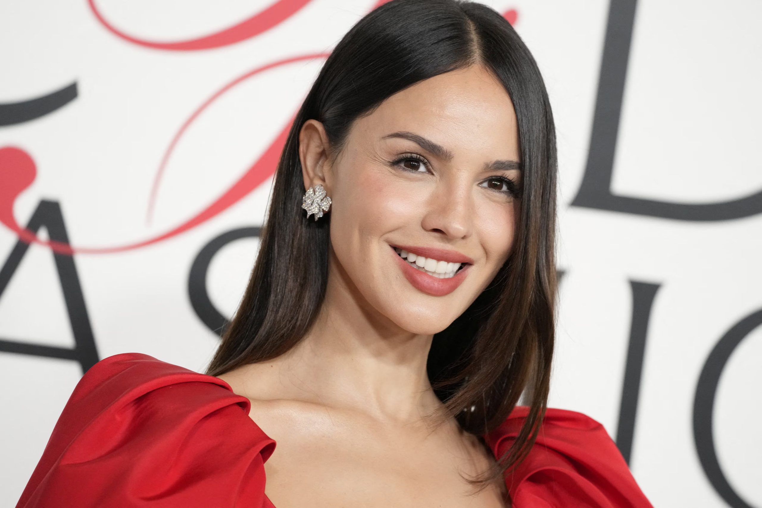 Además de su éxito como actriz, Eiza González sobresale en la música y es considerada un ícono de estilo en eventos de moda y alfombras rojas. - REUTERS/Eduardo Munoz