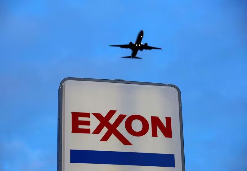 FOTO DE ARCHIVO: Un avión aterriza sobre un letrero de Exxon en una gasolinera en Norridge, un suburbio de Chicago, Illinois, EE. UU., el 27 de octubre de 2016. REUTERS/Jim Young/Foto de archivo