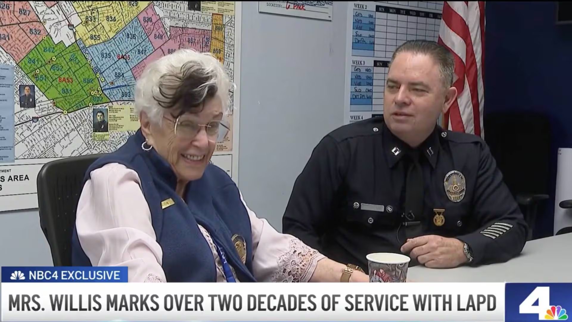 A sus 90 años, Marlene Willis asiste tres veces por semana para revisar y corregir informes policiales de la estación (Captura de pantalla NBC Los Angeles)