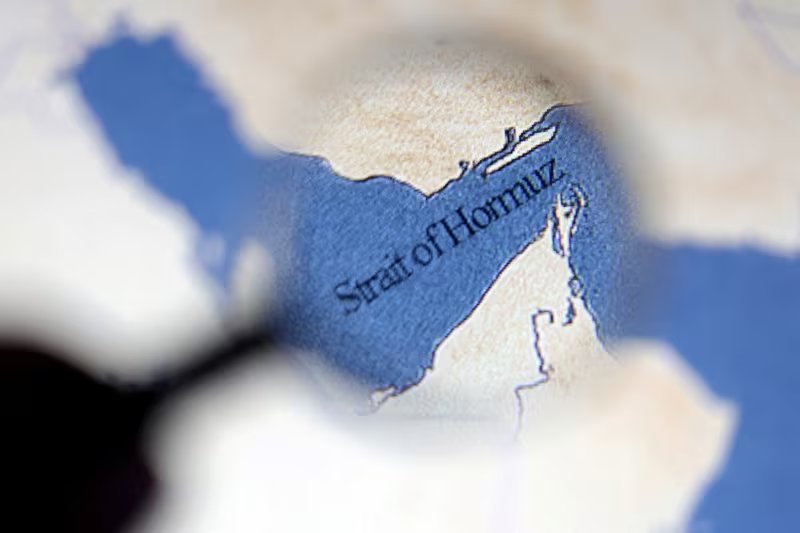 Imagen de ilustración de un mapa del estrecho de Ormuz (REUTERS/Dado Ruvic/Ilustración)