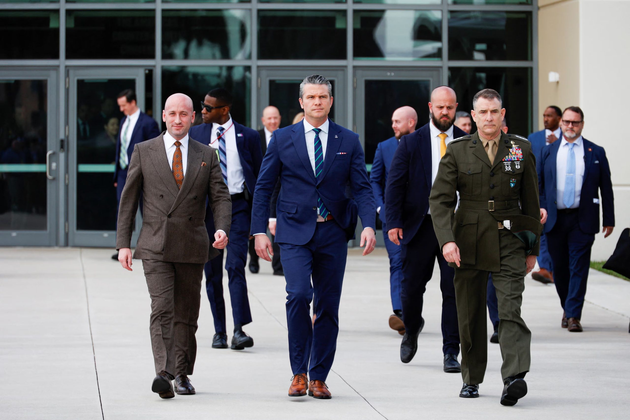 El asesor de Seguridad Nacional, Stephen Miller, el secretario de Defensa de Estados Unidos, Pete Hegseth, y el general del Comando Sur de Estados Unidos, Francis Donovan, salen al exterior antes de la inauguración de la Conferencia contra los Cárteles en América, que reunirá a líderes regionales de defensa y seguridad en la sede del Comando Sur de Estados Unidos en Doral, Florida, EE. UU., el 5 de marzo de 2026. REUTERS/Maria Alejandra Cardona