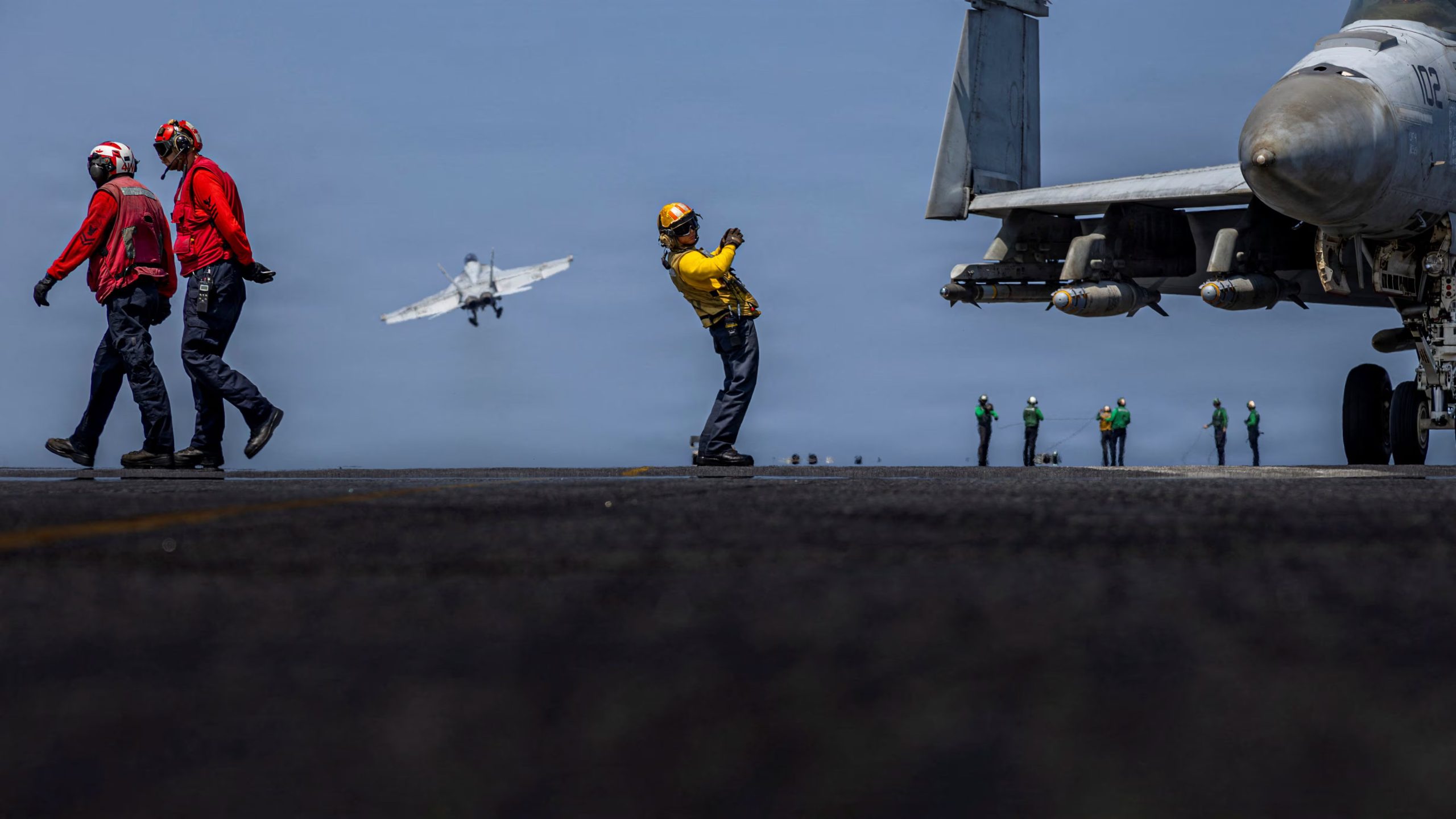 Un F/A-18F Super Hornet despega desde la cubierta de vuelo del portaaviones USS Abraham Lincoln (Marina de Estados Unidos/Cedida vía REUTERS)