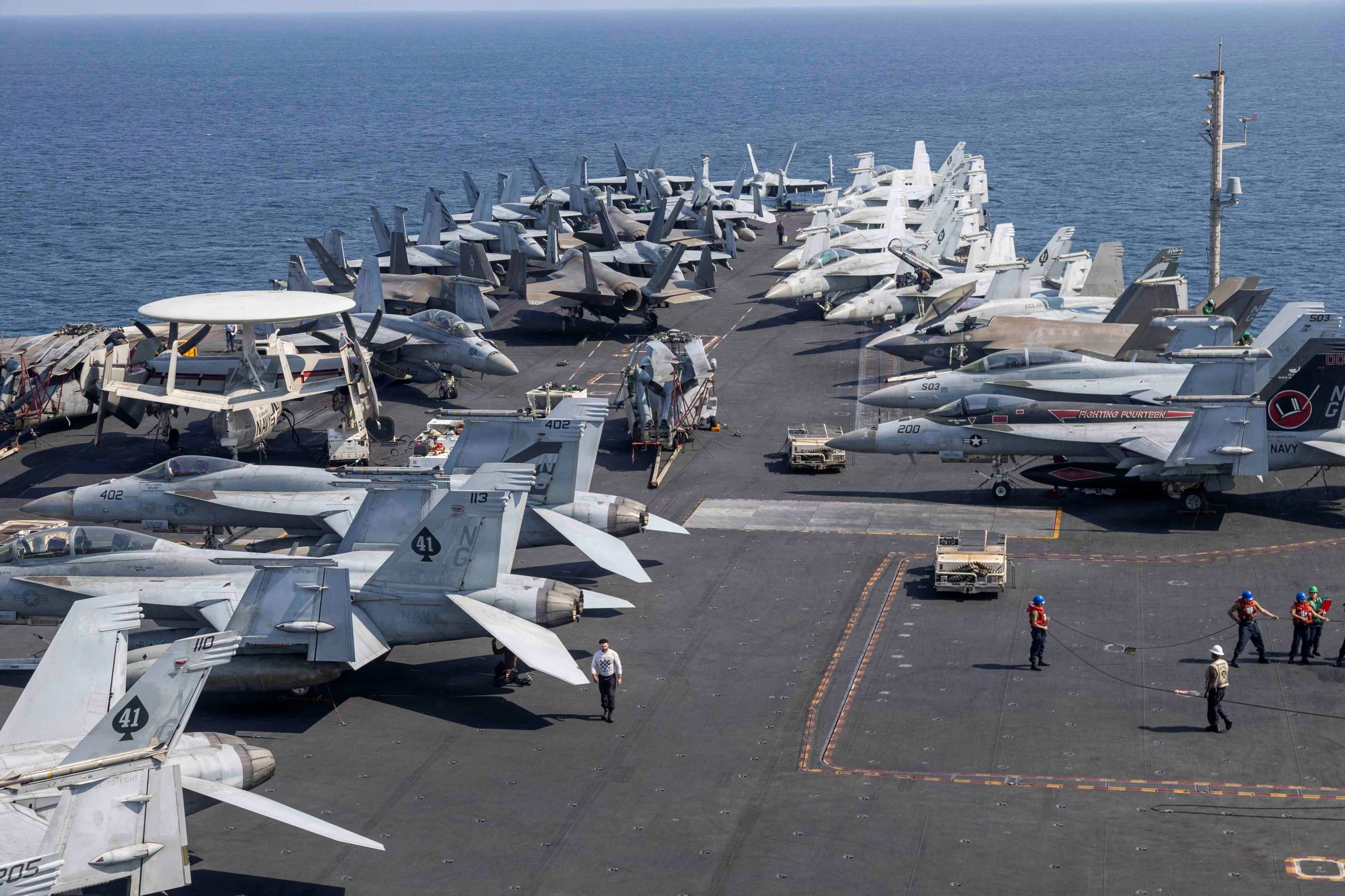 Aeronaves de la Armada de Estados Unidos y del Cuerpo de Infantería de Marina de Estados Unidos asignadas al Ala Aérea Embarcada (CVW) 9 están dispuestas en la cubierta de vuelo del portaaviones USS Abraham Lincoln (Armada de Estados Unidos/Distribución vía REUTERS)