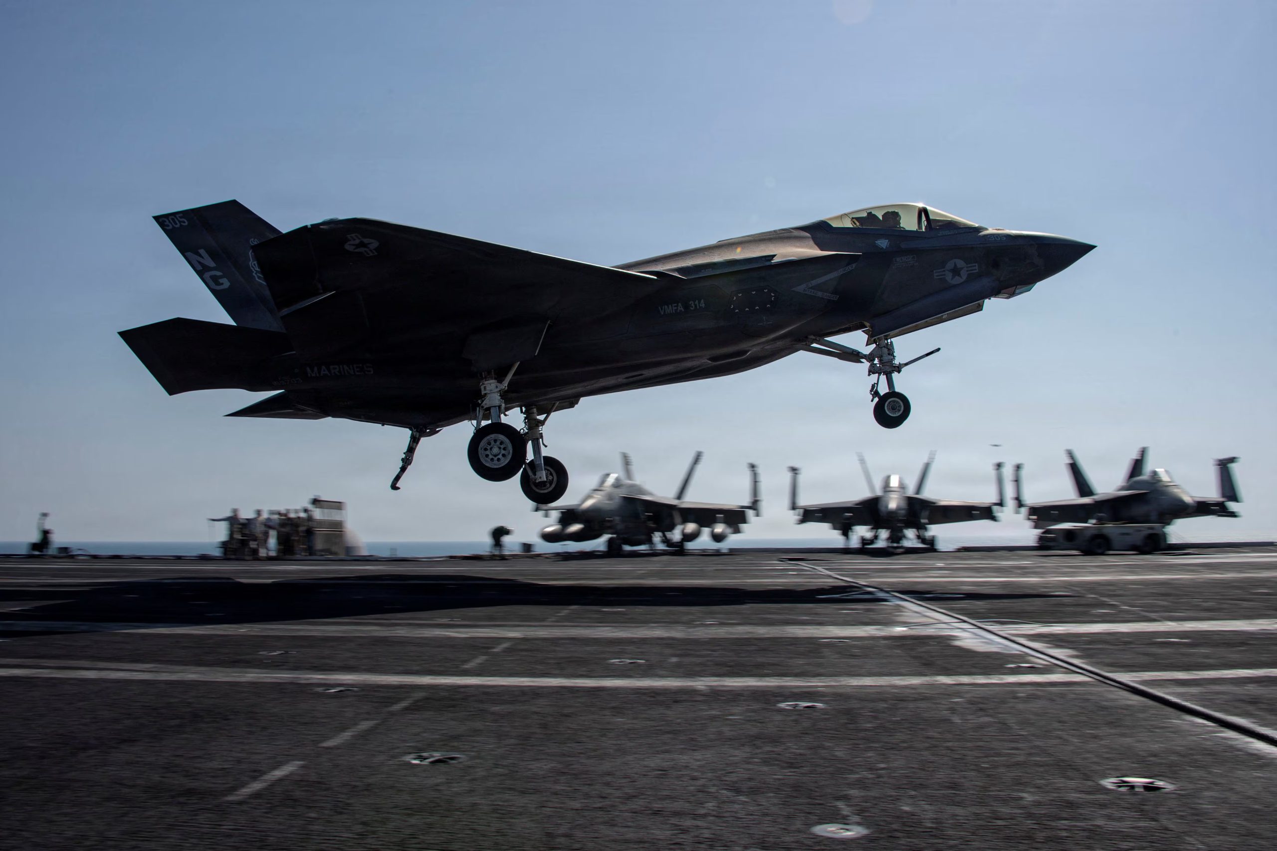 Un F-35C Lightning II de los Marines de Estados Unidos se prepara para realizar un aterrizaje con detención en la cubierta del portaaviones USS Abraham Lincoln (Marina de Estados Unidos/Fotografía distribuida vía REUTERS)