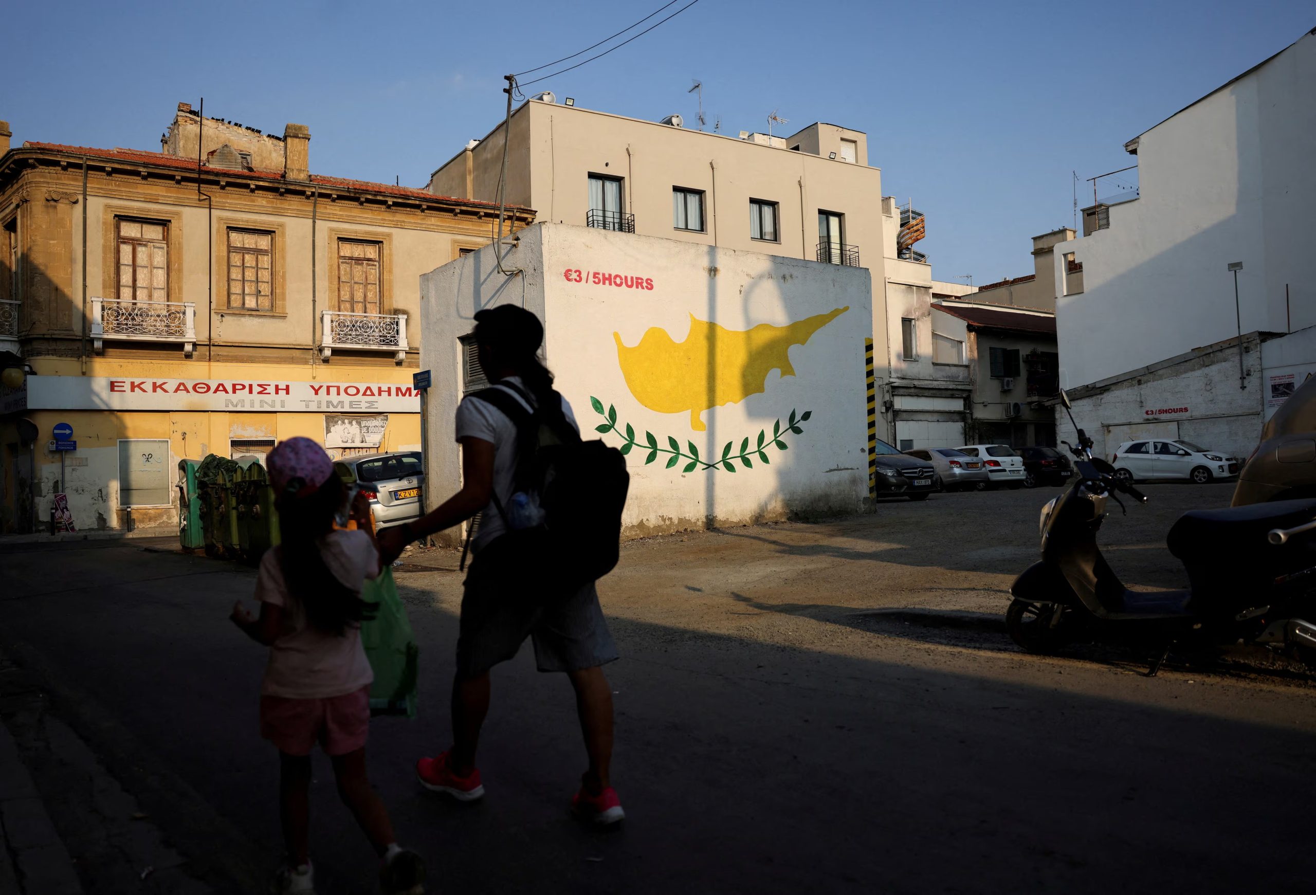 El Departamento de Estado recomienda a los estadounidenses inscribirse en el programa STEP, mantenerse informados por medios locales y prever una salida independiente ante emergencias en Chipre (REUTERS/Yiannis Kourtoglou)