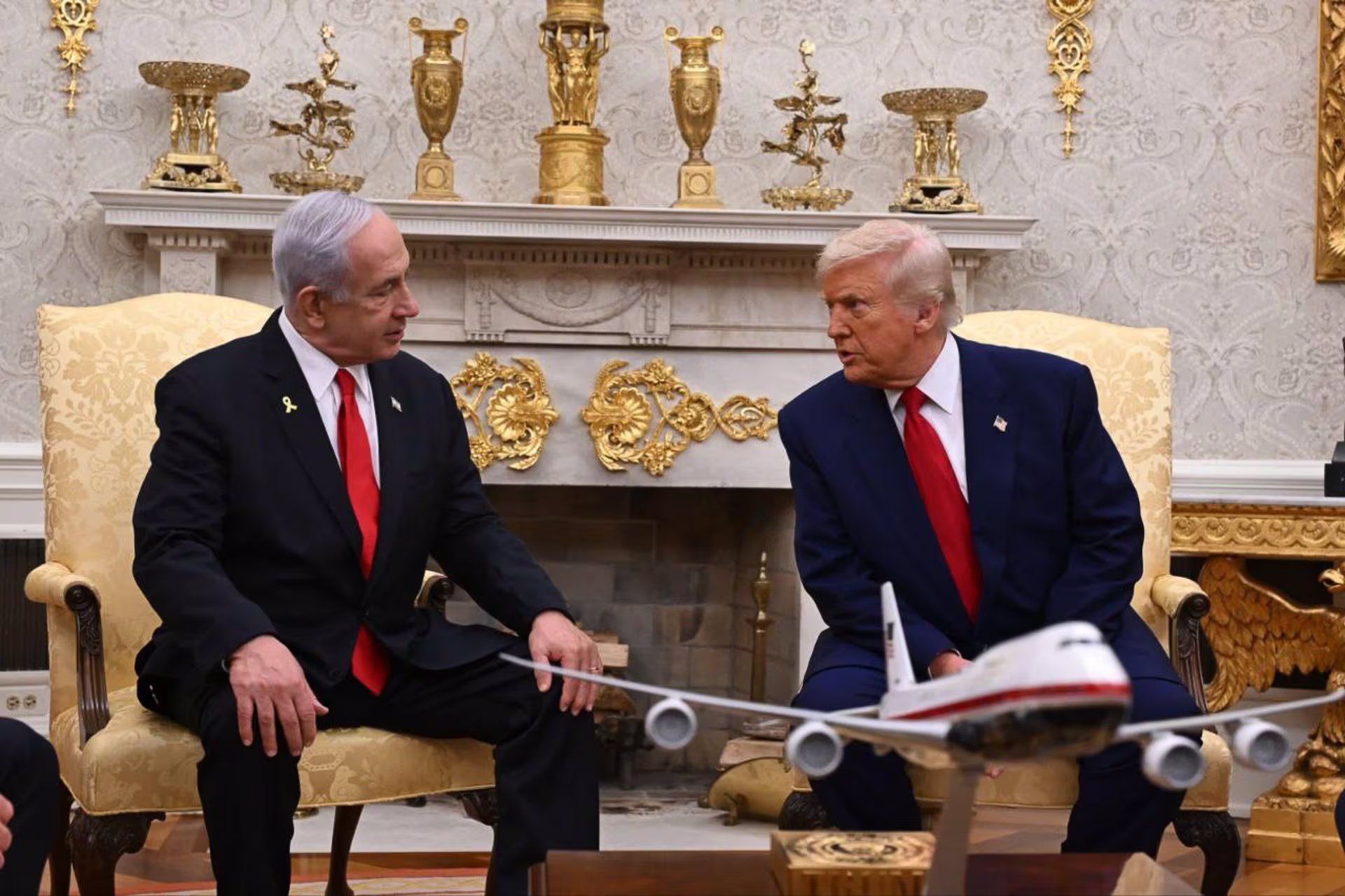 El presidente estadounidense Donald Trump da la bienvenida al primer ministro israelí Benjamin Netanyahu en la Casa Blanca.