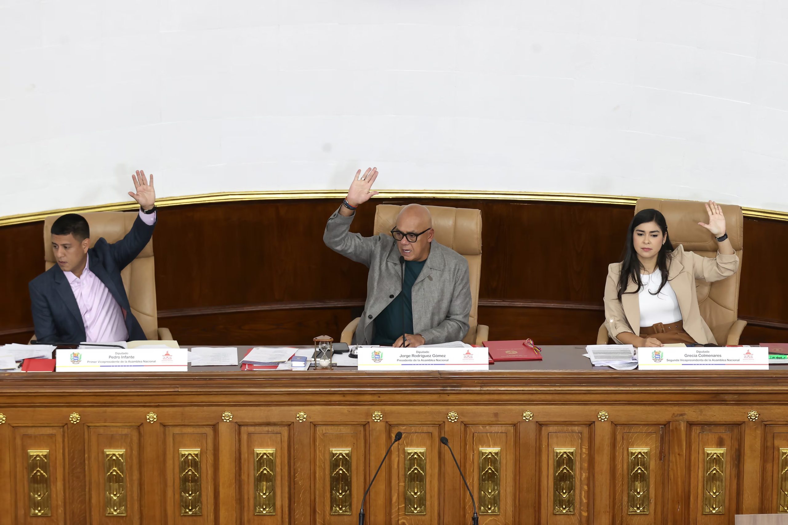 El presidente de la Asamblea Nacional (AN, Parlamento) de Venezuela, Jorge Rodríguez (c); junto al primer vicepresidente, Pedro Infante (i); y la segunda vicepresidenta, Grecia Colmenares, participan en una sesión el jueves, en Caracas (Venezuela) (EFE/ Ronald Peña R)