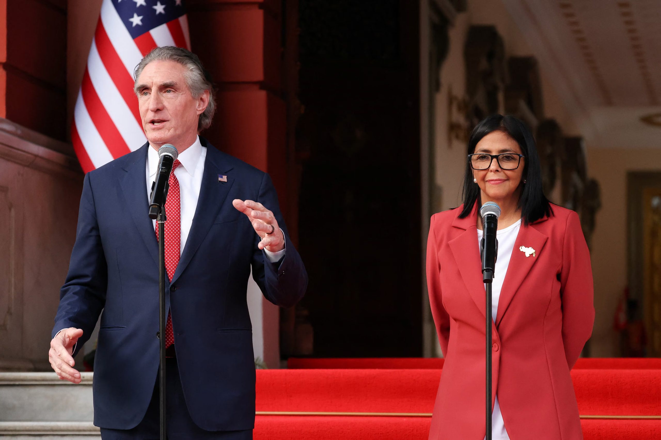 El secretario del Interior de Estados Unidos, Doug Burgum, habla mientras la presidenta interina de Venezuela, Delcy Rodríguez, lo acompaña en Caracas, Venezuela, el 4 de marzo de 2026 (REUTERS/Leonardo Fernández Viloria)