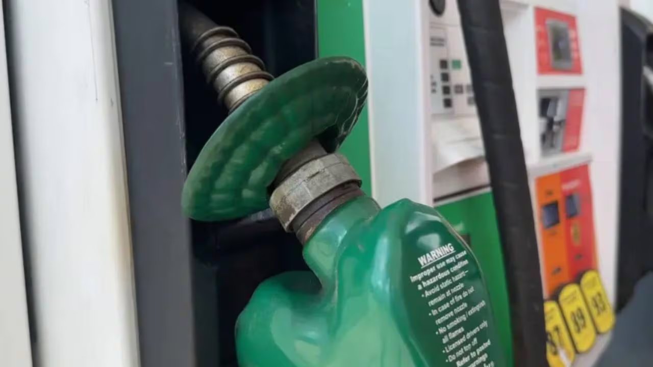 El cierre parcial del Estrecho de Ormuz paraliza una ruta clave para el suministro energético global y provoca volatilidad en los mercados. (Associated Press)