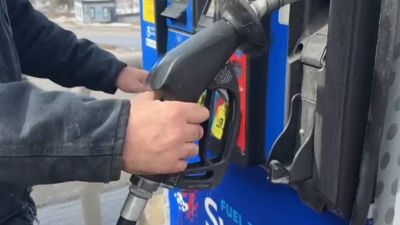 El precio del barril de crudo de referencia en Estados Unidos alcanza los USD 90,90, con riesgo de escasez si continúa la interrupción del suministro global. (Associated Press)