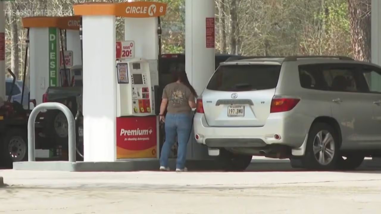 Los futuros del crudo estadounidense aumentan un 36% y el gasto diario en gasolina se incrementa en USD 122 millones respecto a la semana anterior. (Associated Press)