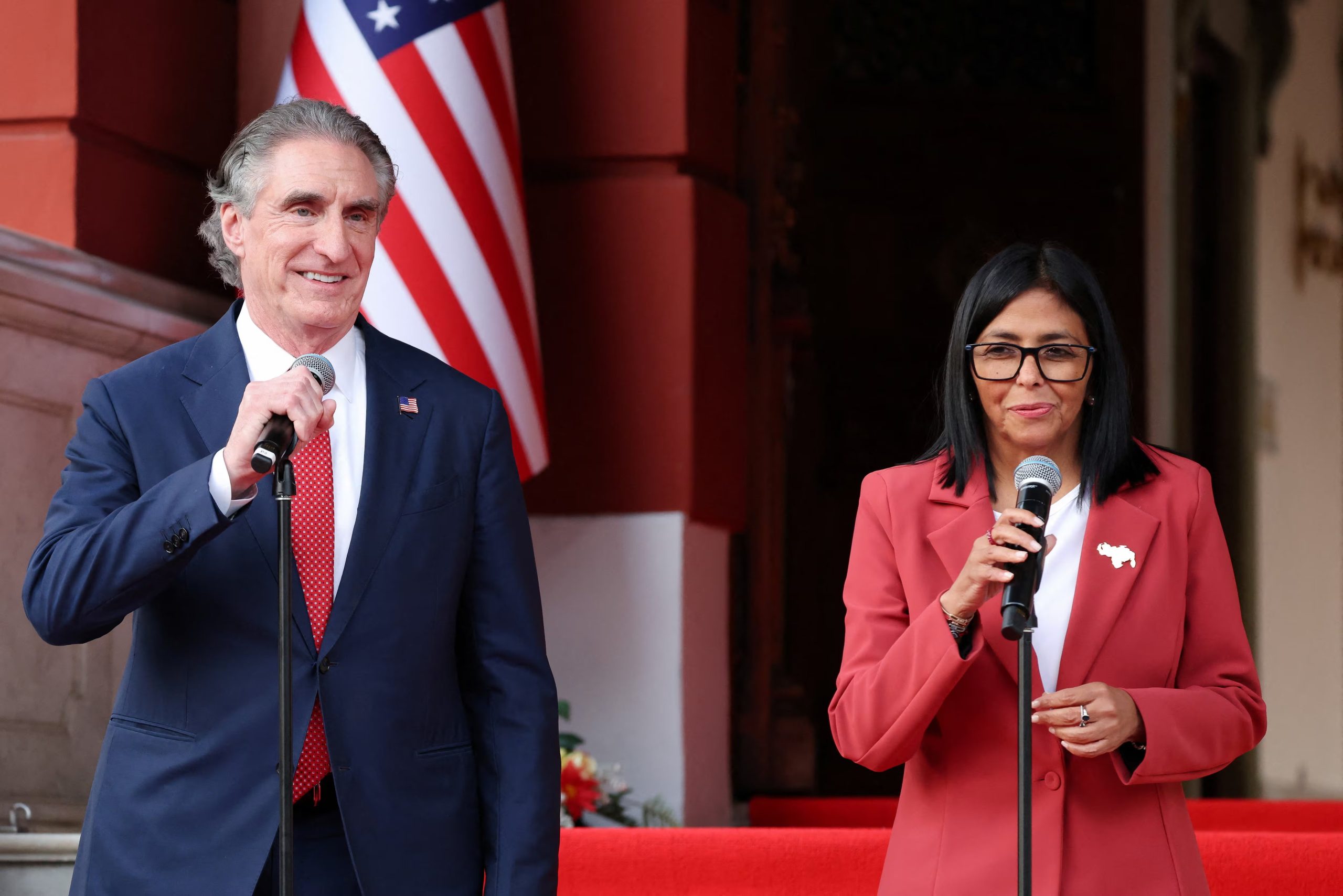 La presidenta interina de Venezuela, Delcy Rodríguez, y el secretario del Interior de Estados Unidos, Doug Burgum, posan juntos en Caracas, Venezuela, el 4 de marzo de 2026 (REUTERS/Leonardo Fernandez Viloria)