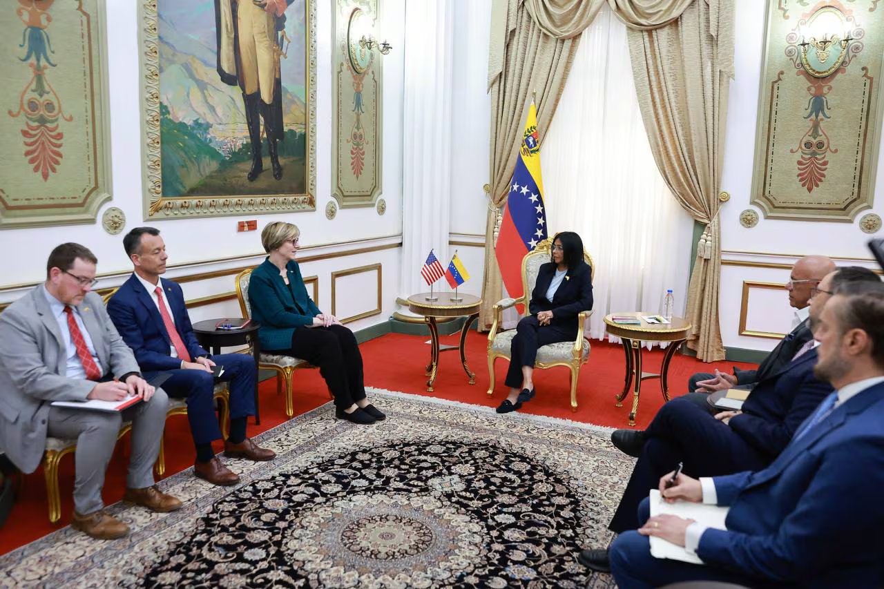 Laura Dogu en una reunión con la presidenta encargada de Venezuela, Delcy Rodríguez (Archivo)