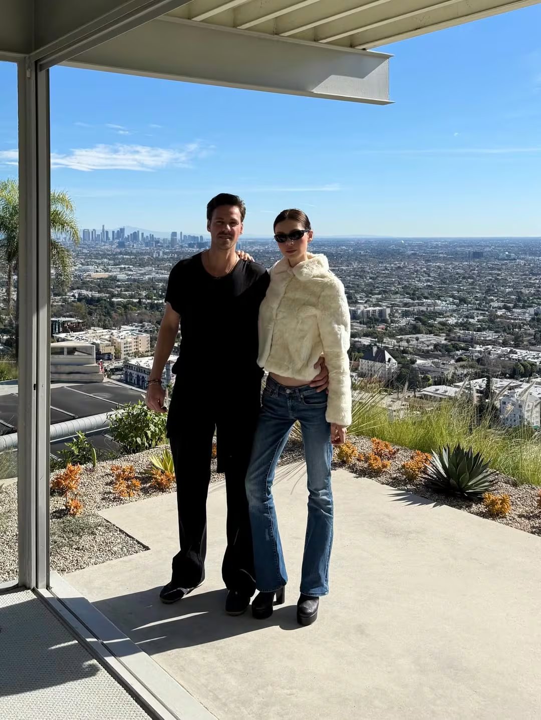 Los espacios exteriores fusionan recuerdos de infancia con comodidad moderna 