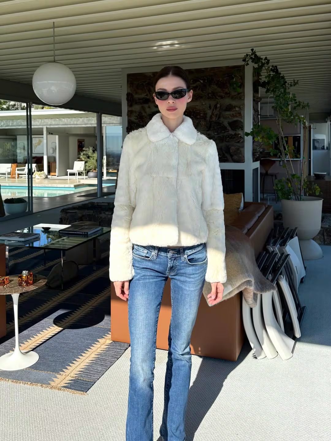 Las vistas panorámicas y los ventanales amplios conectan el hogar con la naturaleza 