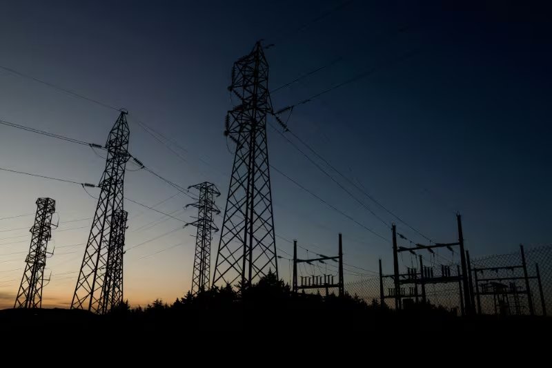 Líneas eléctricas que conectan torres de alta tensión durante el atardecer en una subestación eléctrica en las afueras de Ronda, durante un apagón en la ciudad, España. 28 de abril de 2025. (REUTERS/Jon Nazca)