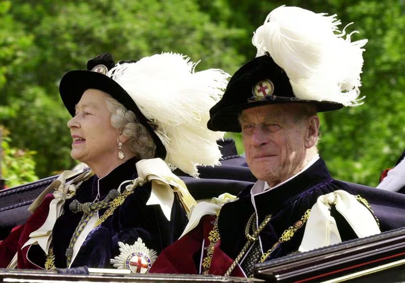 Isabel II y el príncipe Felipe, duque de Edimburgo, en carruaje rumbo al Castillo de Windsor, Gran Bretaña, 18 junio 2001.
(REUTERS)