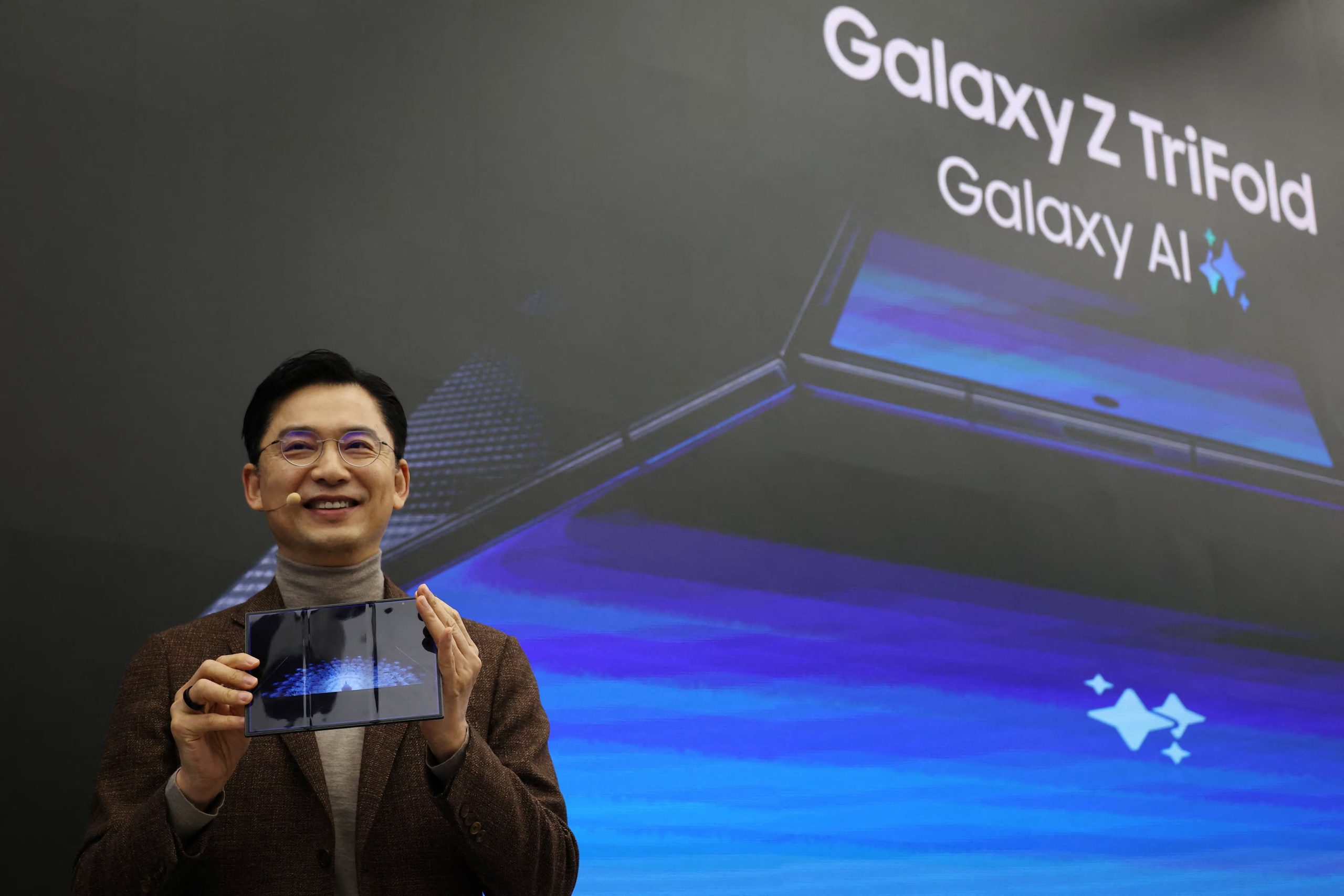 Usuarios reportaron fallos en la pantalla interna del Galaxy Z Trifold poco tiempo después de adquirirlo. (Reuters)