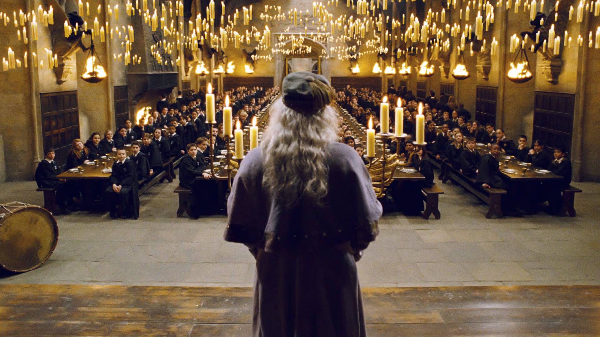 El uso de velas reales en el Gran Comedor provocó incidentes de seguridad en el set, obligando a recrear el efecto digitalmente desde