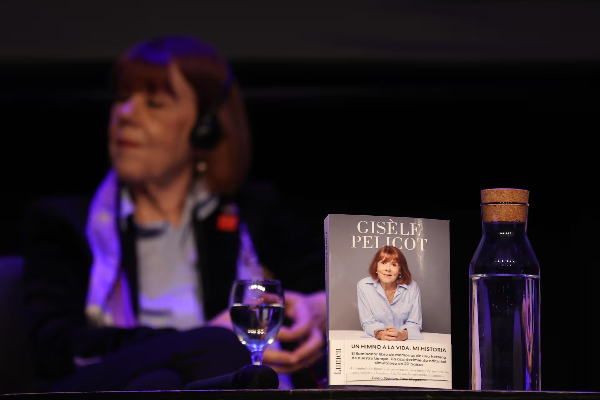 La francesa Gisèle Pelicot, convertida en un icono feminista global tras llevar a juicio un caso de violencia sexual, presenta este lunes en Madrid sus memorias 'Un himno a la vida', en un acto que conduce la periodista Montserrat Domínguez (EFE/ Víctor Lerena)