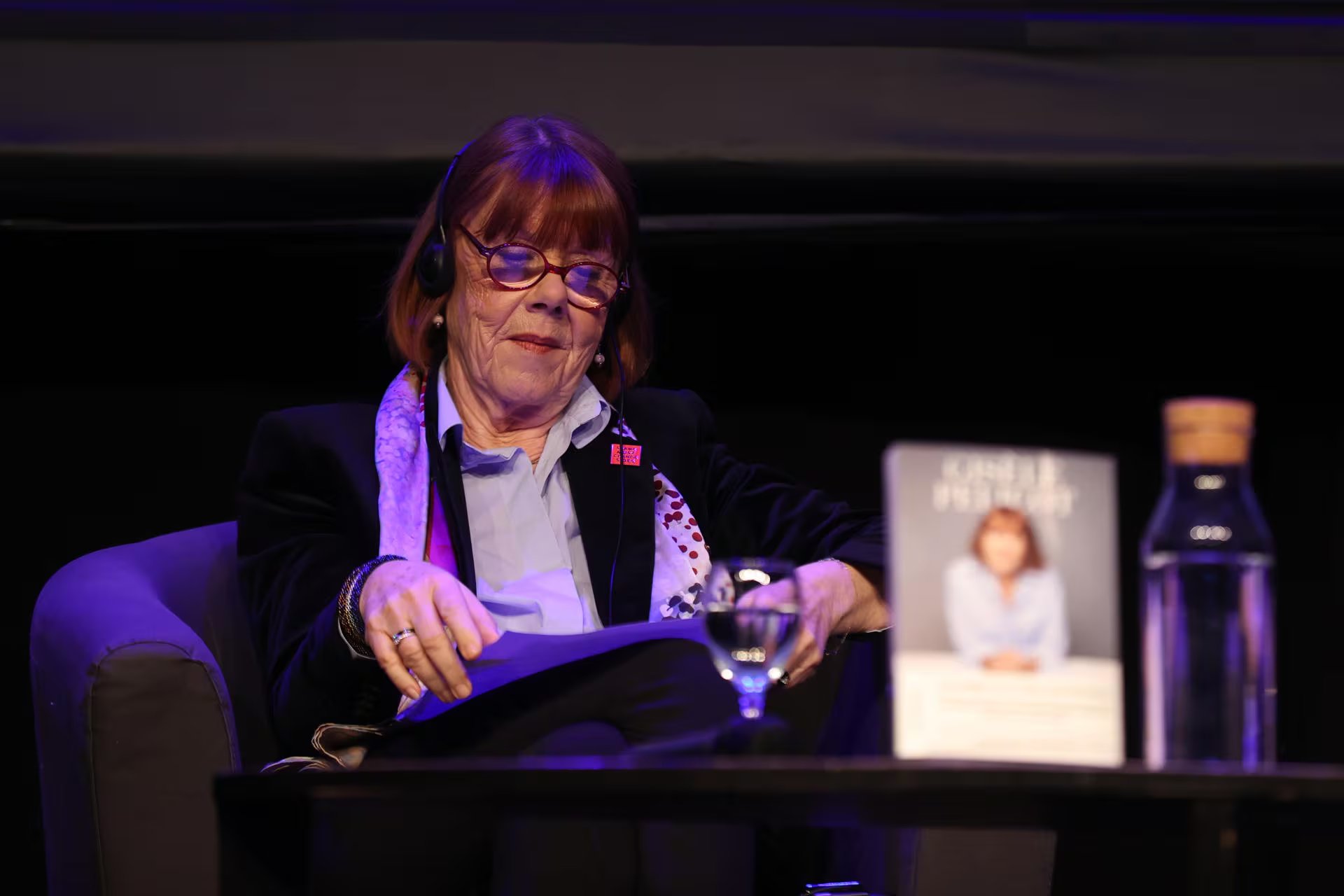 La francesa Gisèle Pelicot, convertida en un icono feminista global tras llevar a juicio un caso de violencia sexual, presenta este lunes en Madrid sus memorias 'Un himno a la vida', en un acto que conduce la periodista Montserrat Domínguez (EFE/ Víctor Lerena)