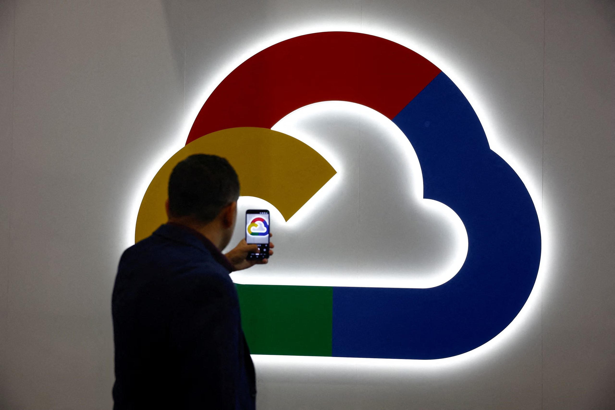 FILE PHOTO: A person takes a photo of the Google Cloud logo, during the 2025 Mobile World Congress (MWC) in Barcelona, Spain, March 4, 2025. REUTERS/Albert Gea/File Photo