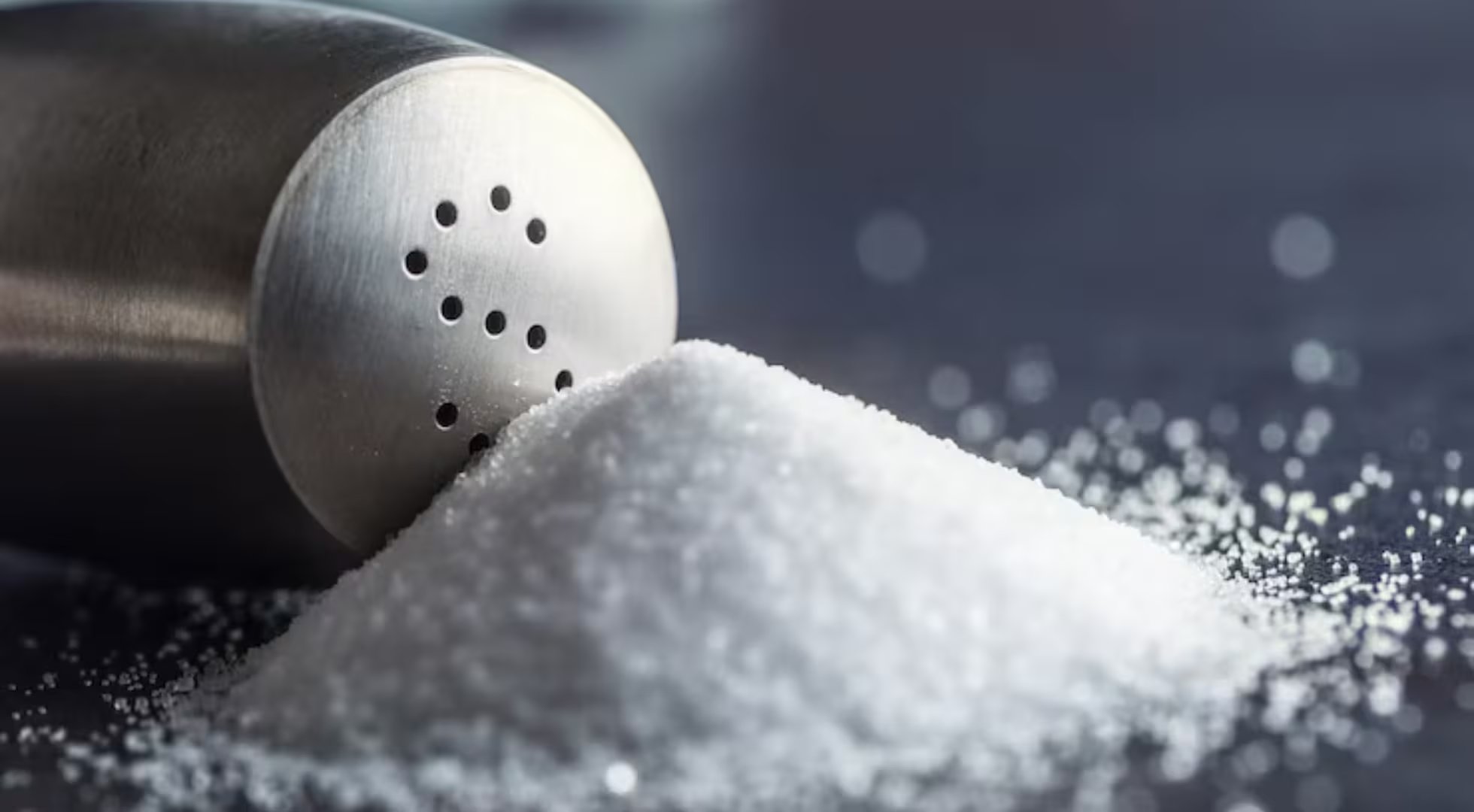 El exceso de sal y alimentos ultraprocesados contribuye a la retención de líquidos y al aumento del perímetro de cintura (Imagen Ilustrativa Infobae)