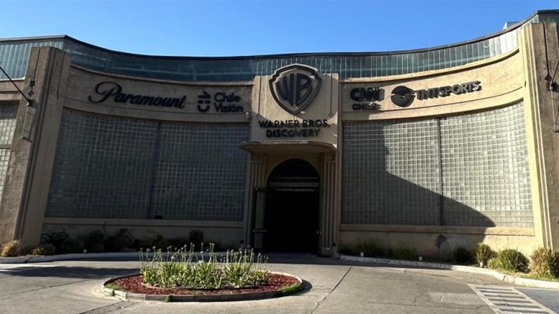 Fachada del edificio de Chilevisión en Santiago, epicentro de la transición de mando en la señal