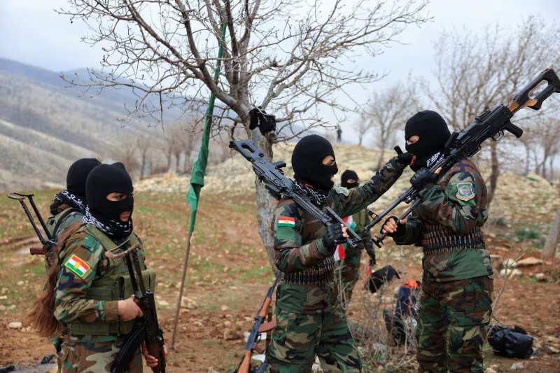 FOTO DE ARCHIVO. Combatientes kurdoiraníes del Partido de la Libertad del Kurdistán (PAK) participan en una sesión de entrenamiento en una base en las afueras de Erbil, Irak. 12 de febrero de 2026. REUTERS/Thaier Al-Sudani/Foto de archivo