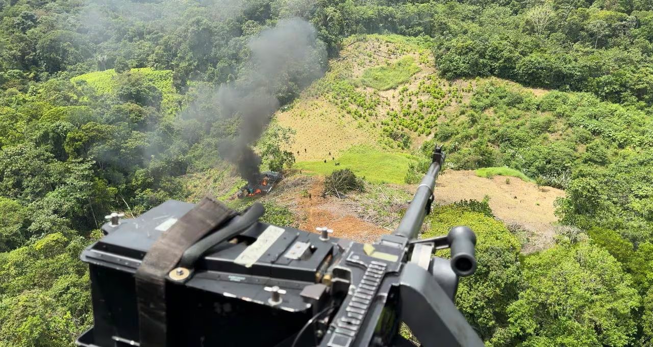 Una de las acciones es el despliegue de tropas, que busca neutralizar delitos como la producción de cocaína, el contrabando, la explotación ilícita de minería y la extorsión en la frontera - crédito prensa MinDefensa