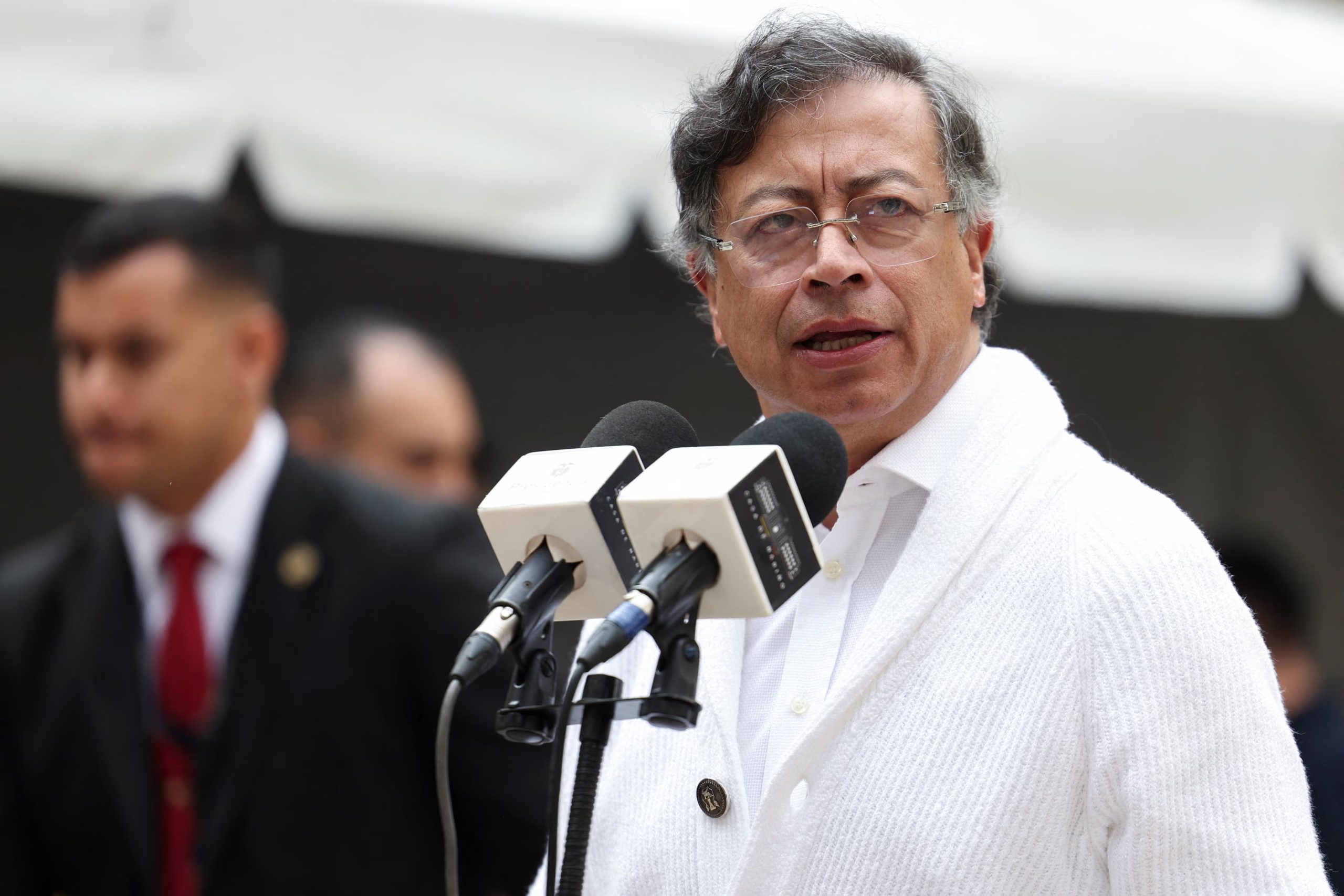 Gustavo Petro negó las afirmaciones del general en retiro Wagner Bravo, asegurando que la “bomba no está oxidada - crédito Luisa González/REUTERS