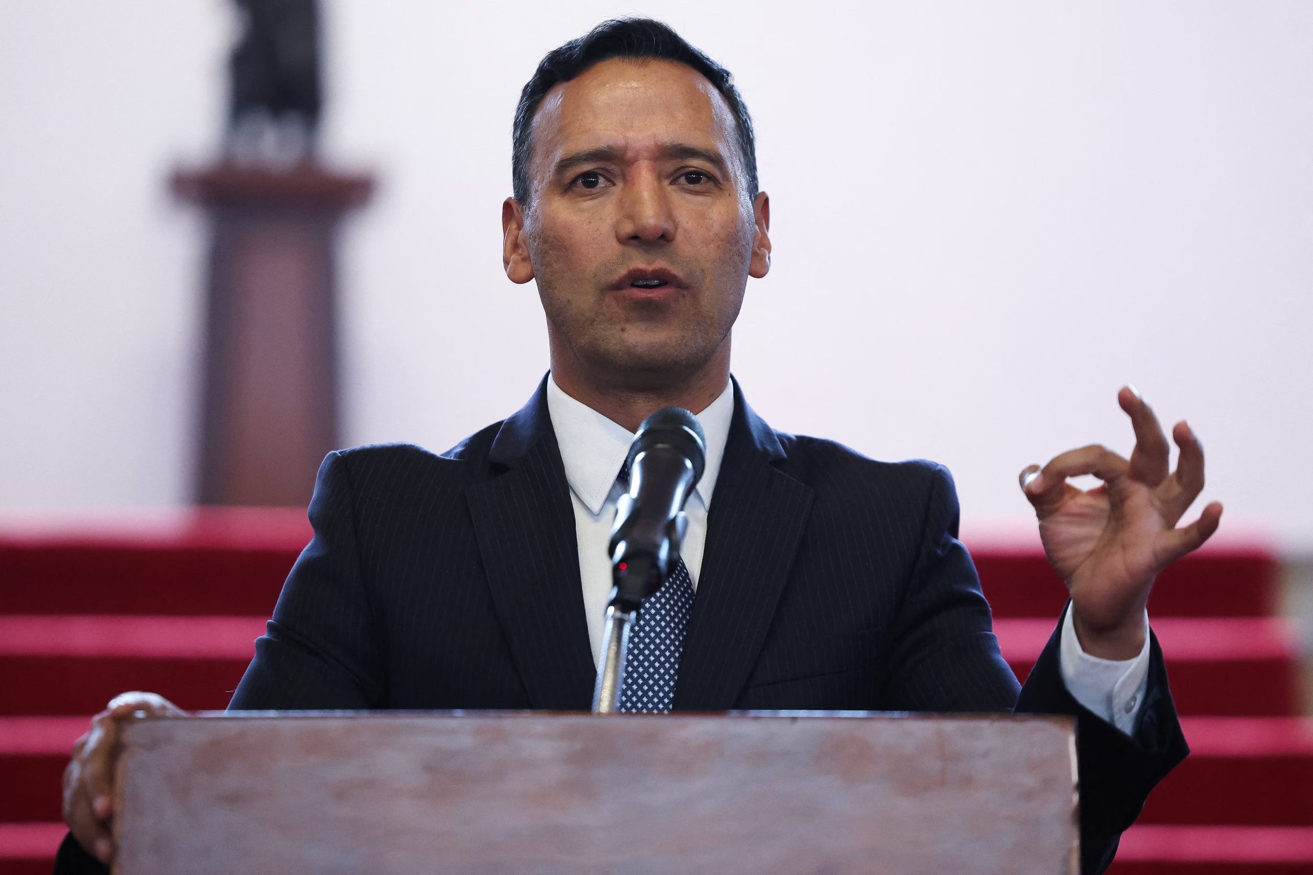 El ministro de Defensa de Colombia, Pedro Sánchez, informó sobre la reciente neutralización de un artefacto explosivo hallado en la frontera con Ecuador - crédito Luisa González/REUTERS