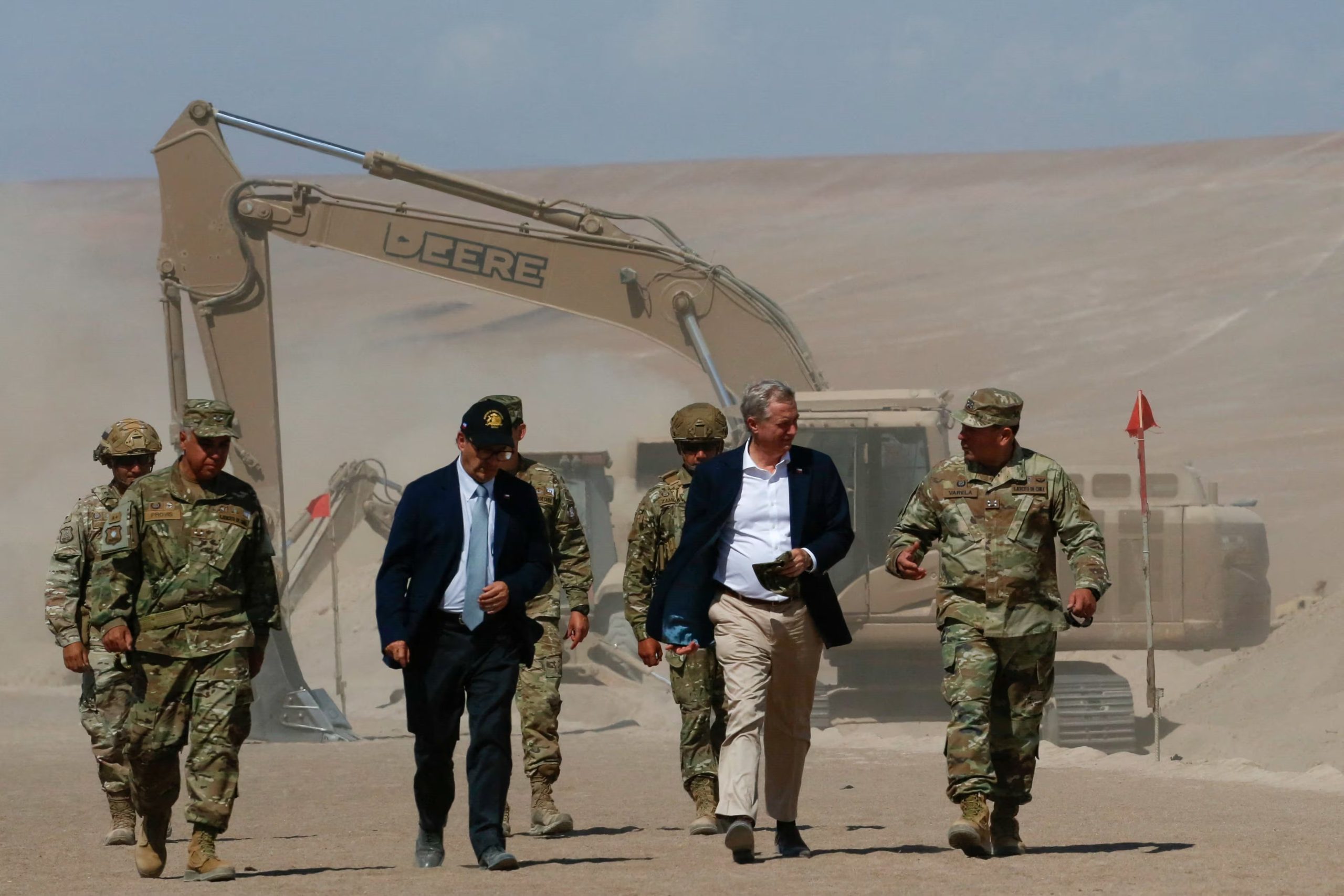 La iniciativa chilena contempla sanciones que impedirán la reentrada de migrantes irregulares que decidan quedarse, reforzando la política migratoria - crédito Alexander Infante/Reuters