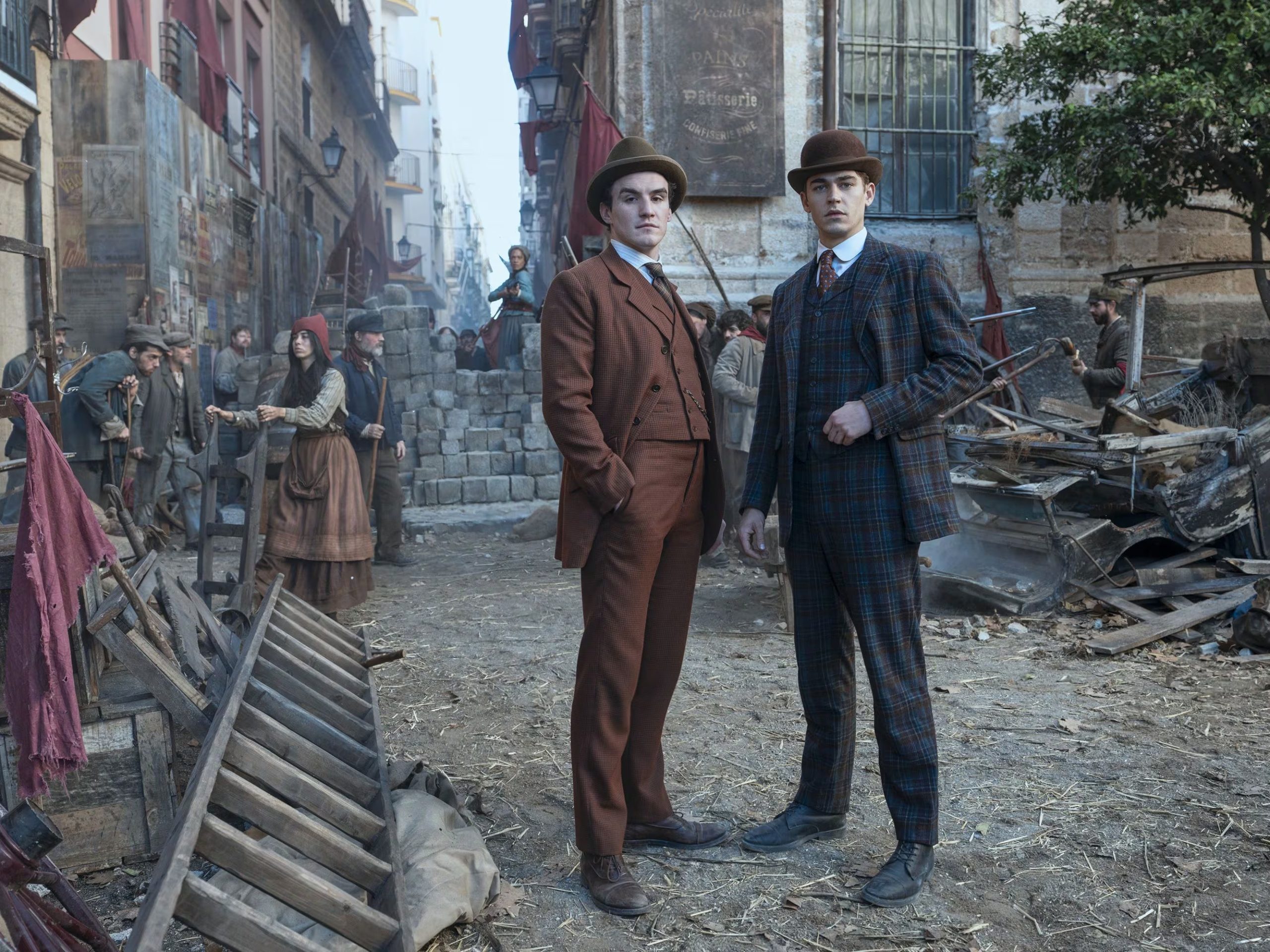 La nueva serie, disponible en Prime Video, cuenta la historia de la juventud del famoso detective con el estilo característico del productor Guy Ritchie