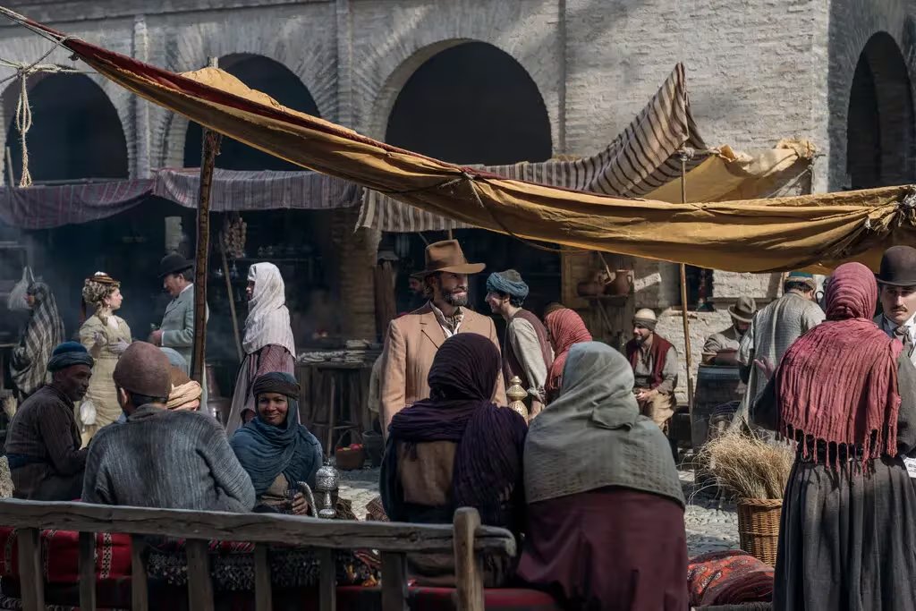 Joseph Fiennes, tío de Fiennes Tiffin por parte materna, se unió al elenco más tarde