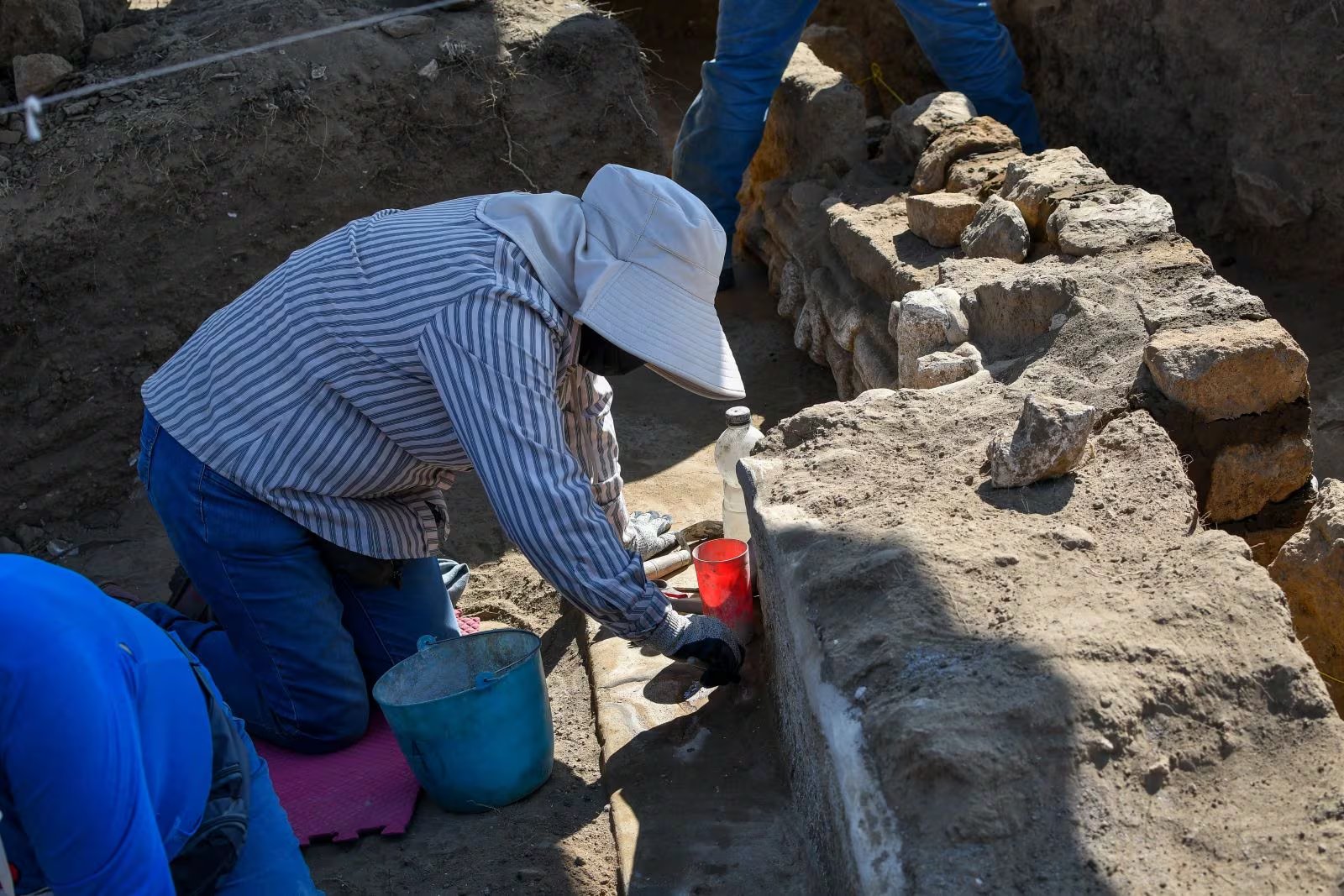 Arqueólogos del INAH trabajan en la recuperación y conservación de altorrelieves estucados datados entre 650 y 900 d.C. descubiertos en Tetlatlahuca, Tlaxcala, que arrojan luz sobre el poder de élites precolombinas. (INAH)