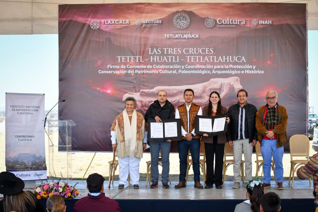 Funcionarios de la Secretaría de Cultura, el INAH y el Ayuntamiento de Tetlatlahuca firman un convenio para la protección y conservación del patrimonio arqueológico, incluyendo los recientes altorrelieves hallados en Tlaxcala. (INAH)