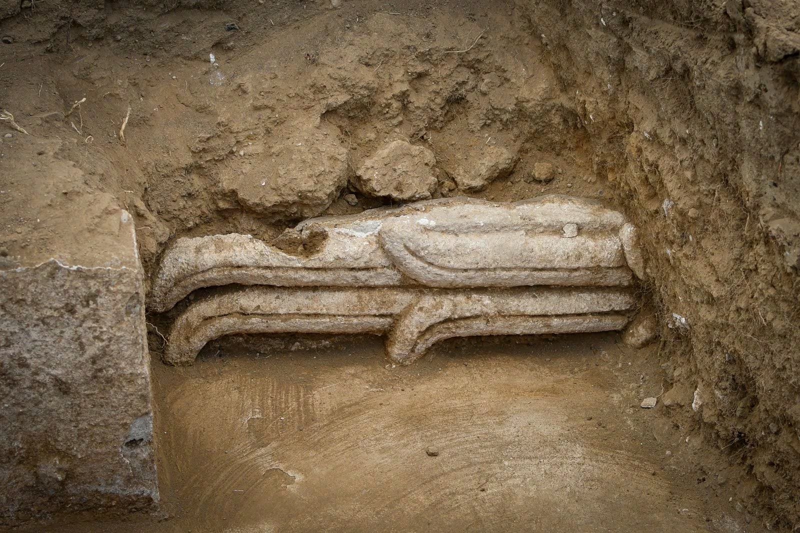Arqueólogos del INAH descubren impresionantes altorrelieves de estuco, datados entre los años 650 y 900 d.C., en un patio palaciego de Tetlatlahuca, Tlaxcala, arrojando luz sobre el poder regional. (INAH)