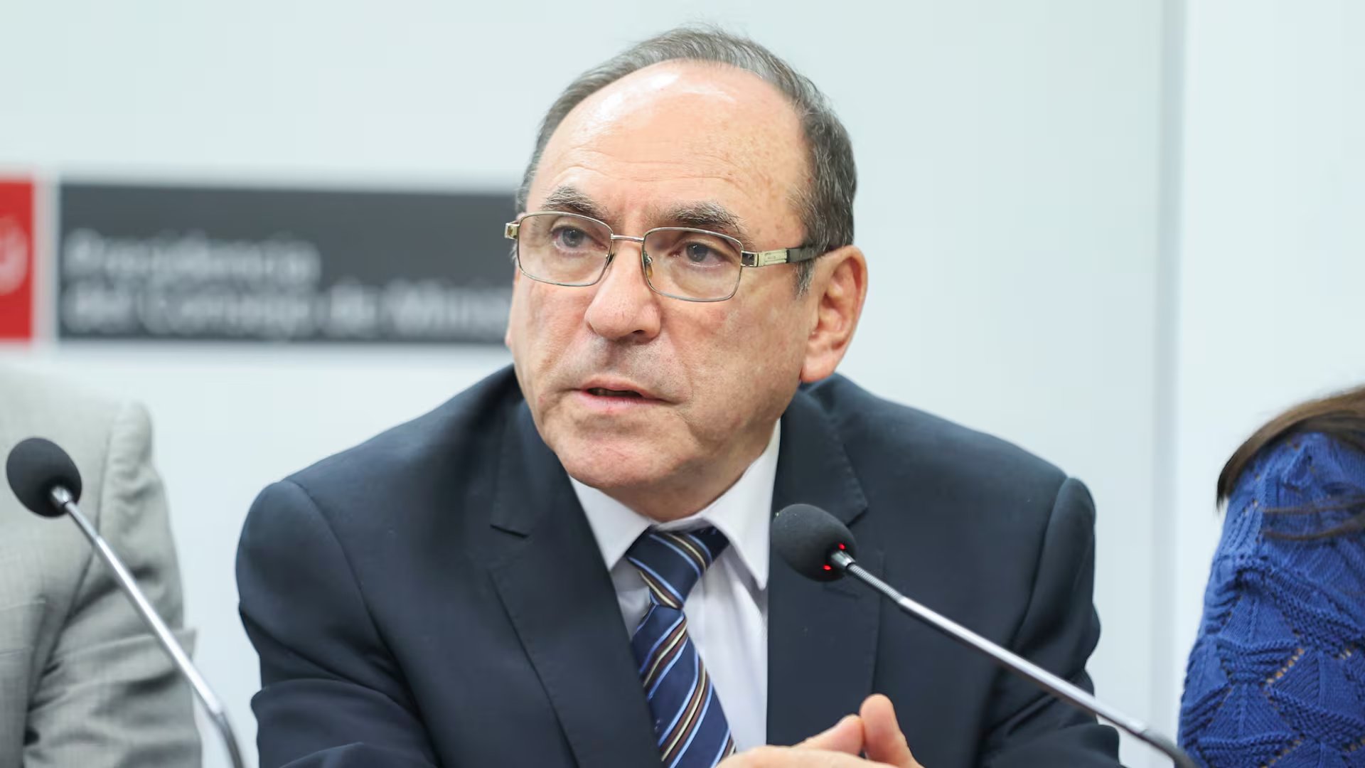 El ministro de Energía y Minas, Ángelo Victorino Alfaro Lombardi, explicó en conferencia de prensa la propuesta de una planta regasificadora para reforzar la seguridad energética del Perú. (Foto: PCM)