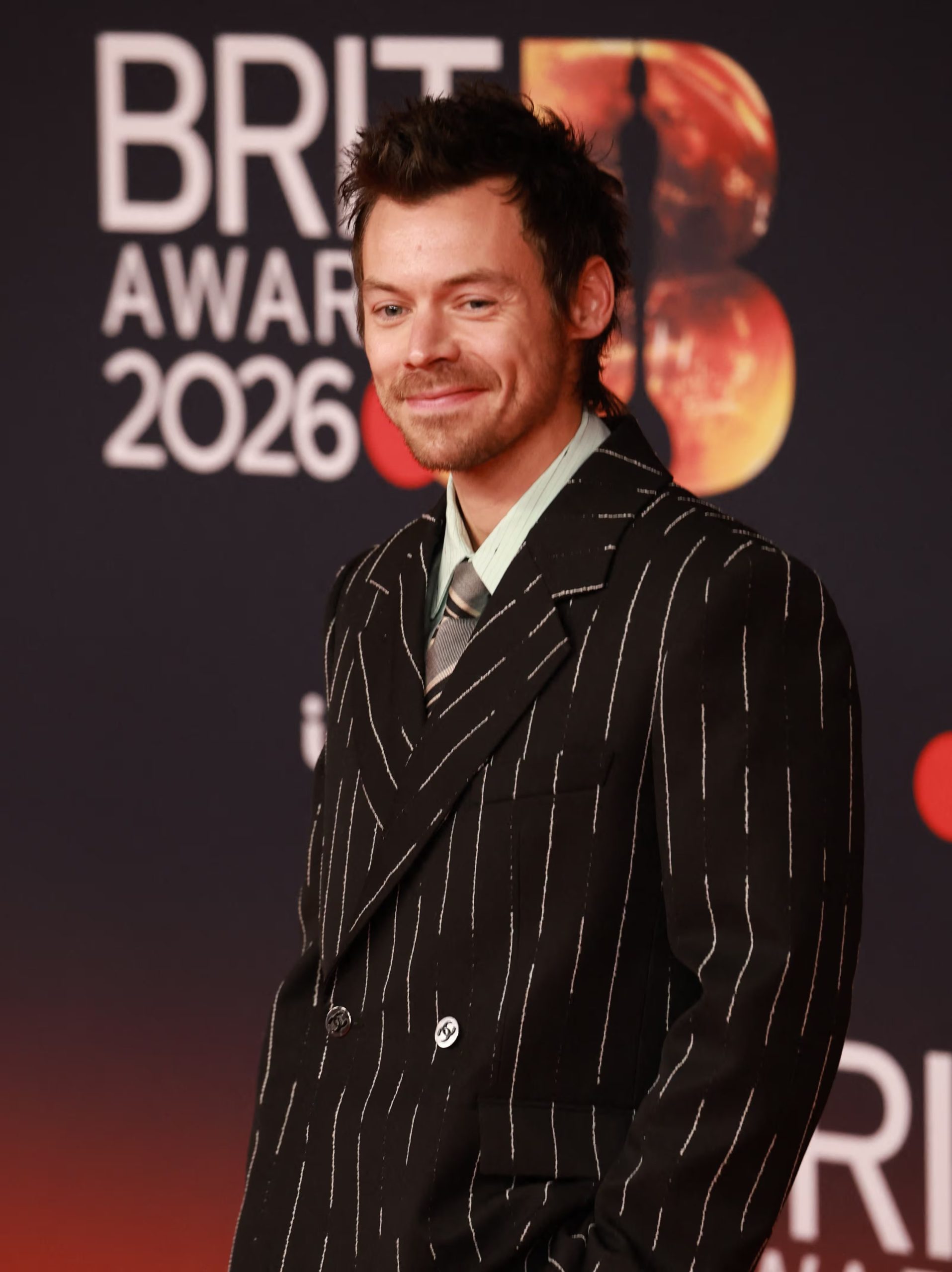 El traje de rayas diplomáticas y detalles sofisticados marcó una nueva tendencia en el estilo de los premios británicos (REUTERS/Temilade Adelaja)