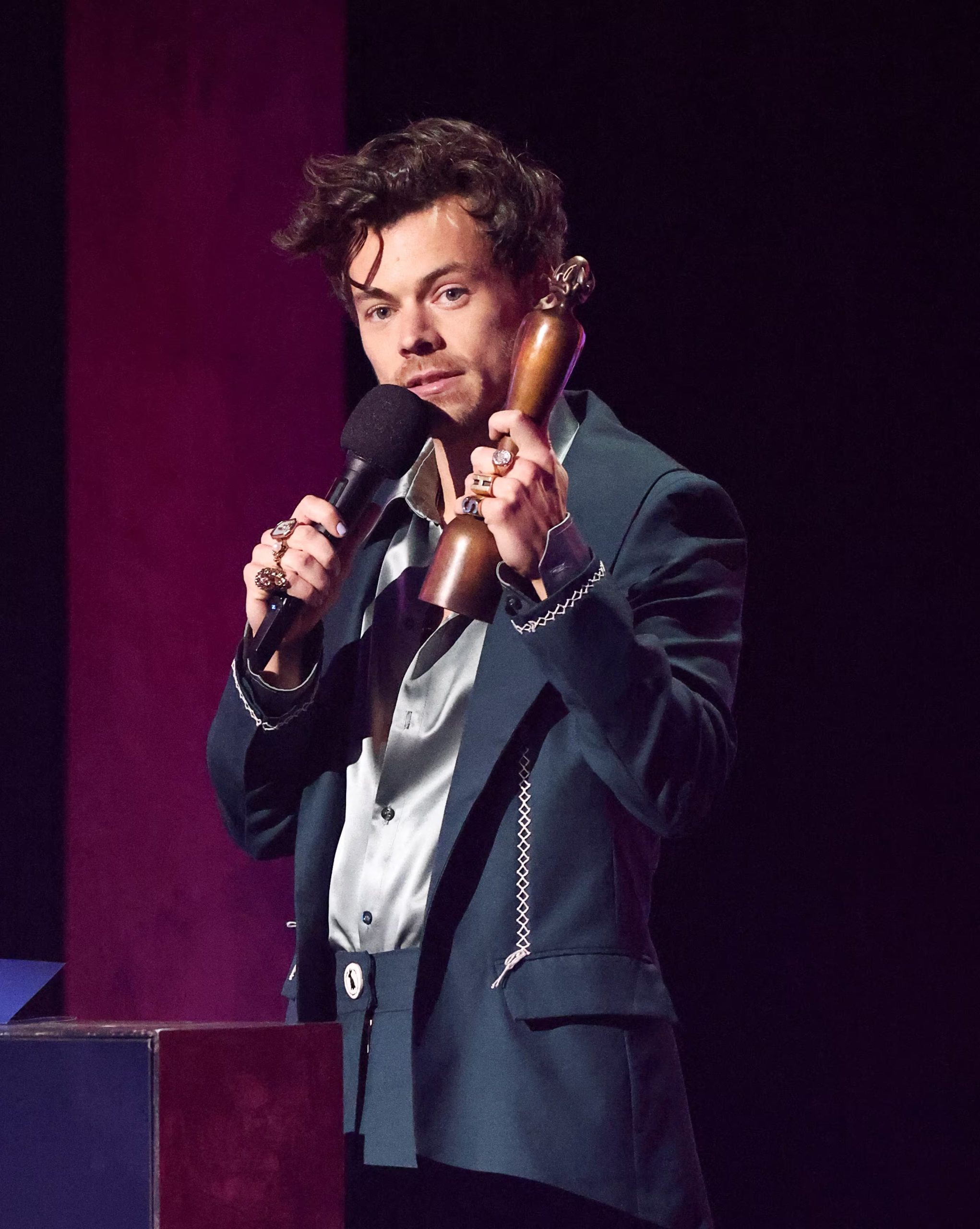 Los anillos metálicos y el botón decorativo en la cintura destacaron como detalles llamativos en el atuendo de Harry Styles en la gala de 2023 (REUTERS/Henry Nicholls)