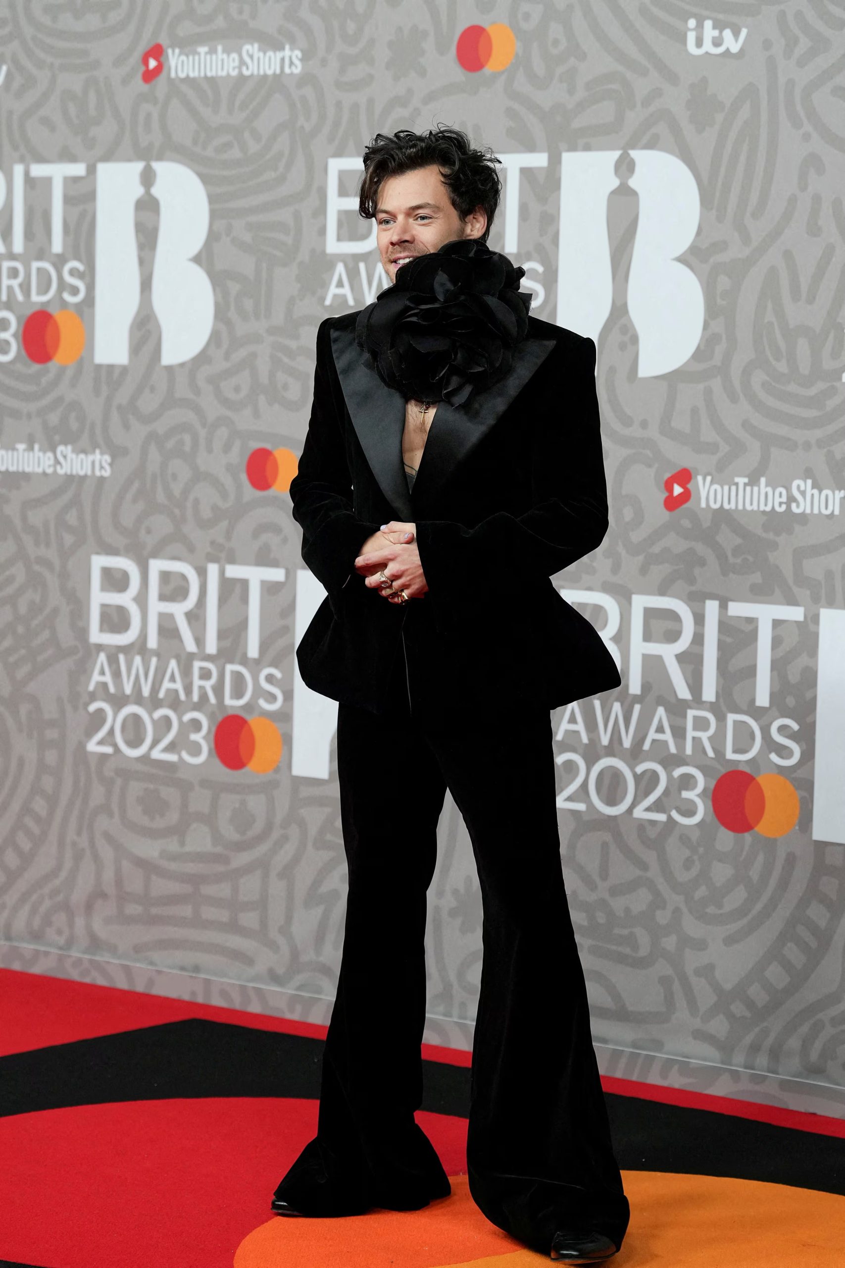 El traje de terciopelo negro con flor de gran tamaño y pantalón acampanado aportó dramatismo a la alfombra roja de los Brit Awards 2023 (REUTERS/Maja Smiejkowska/File Photo)